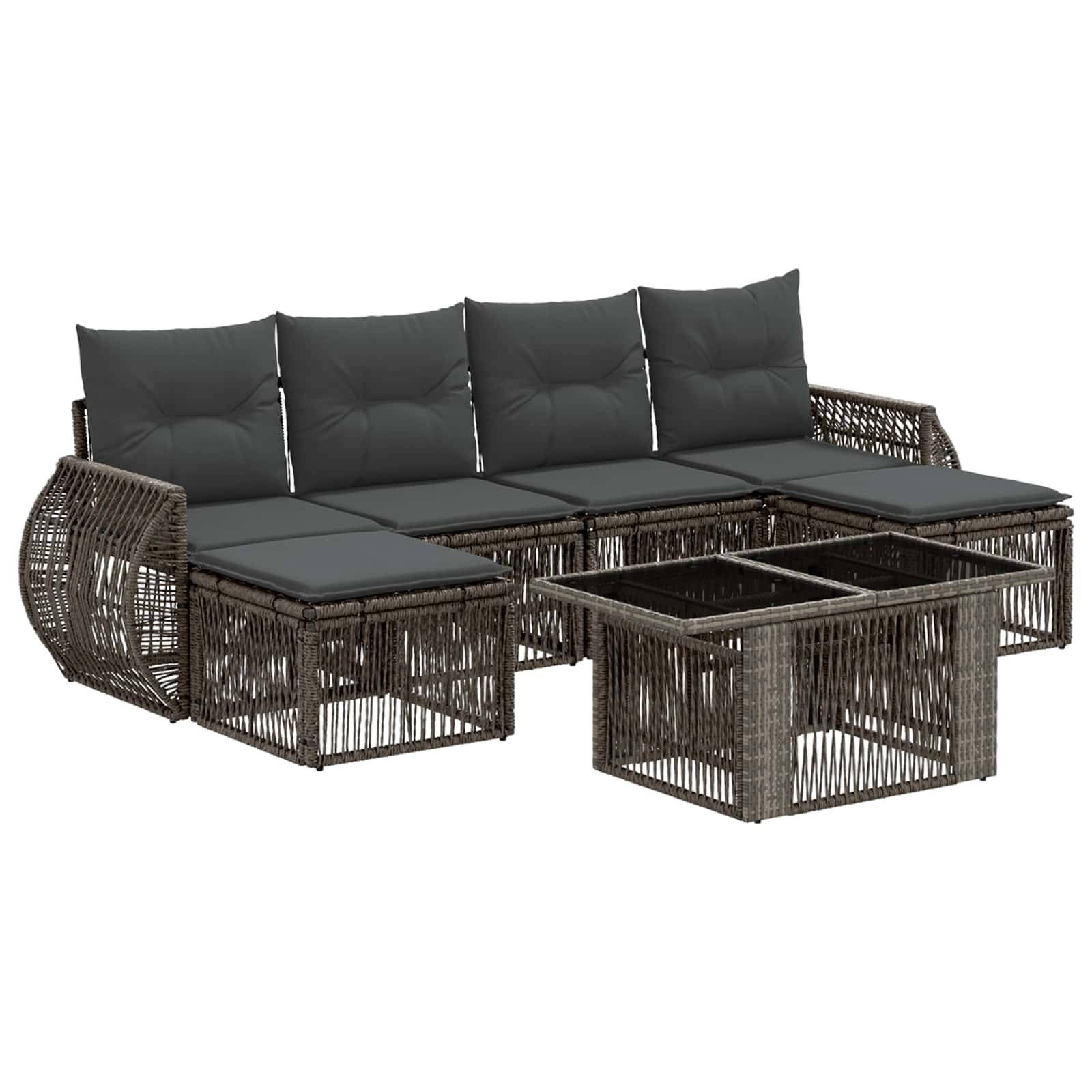 Braunes Korb-Außensofa mit dunklen Kissen und zwei passenden Glastisch-Couchtischen auf weißem Hintergrund.