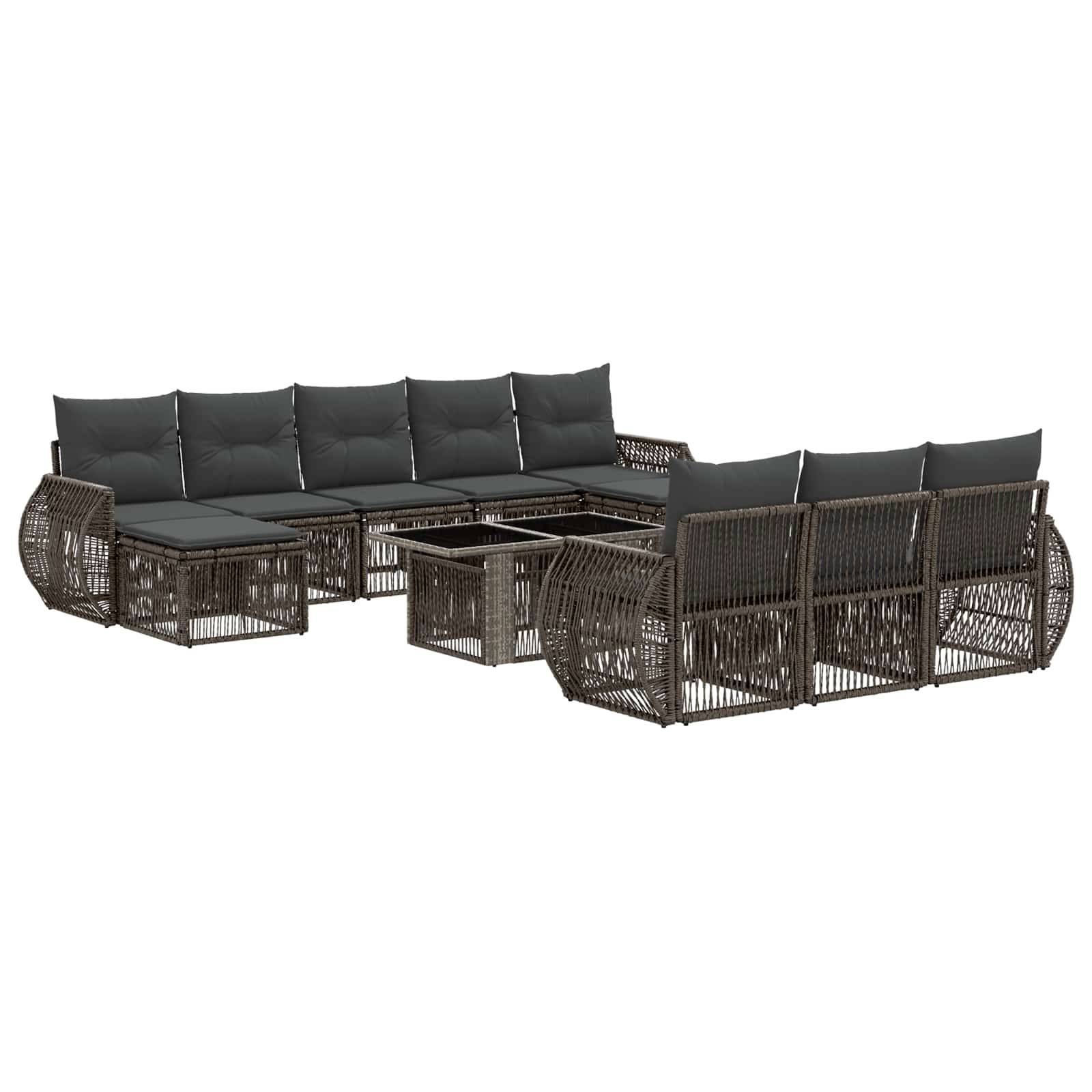 Dunkles Ratttan-Außensofa-Set mit schwarzen Kissen und passenden niedrigen Tischen auf weißem Hintergrund.