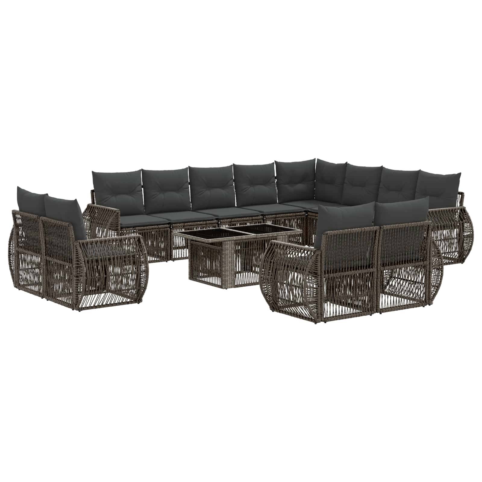 Outdoor-Polyrattan-Terrassensofagarnitur mit dunklen Kissen, zwei Sesseln, Ecksofa und zwei Glastischen, die um einen zentralen Tisch angeordnet sind.
