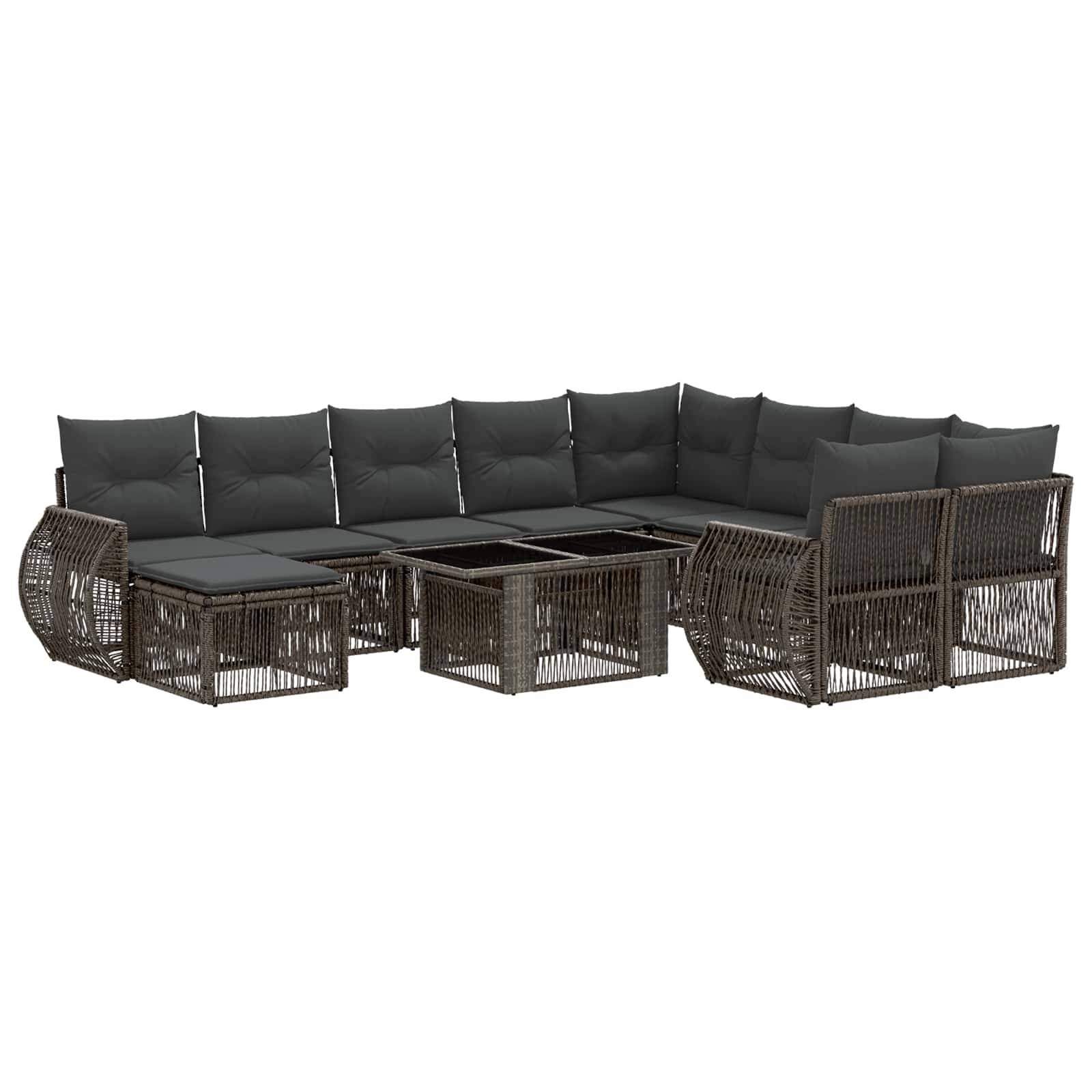 L-förmiges Outdoor-Sectional-Sofa-Set mit geflochtenen Rattanrahmen, dunklen Kissen und passenden quadratischen Couchtischen.