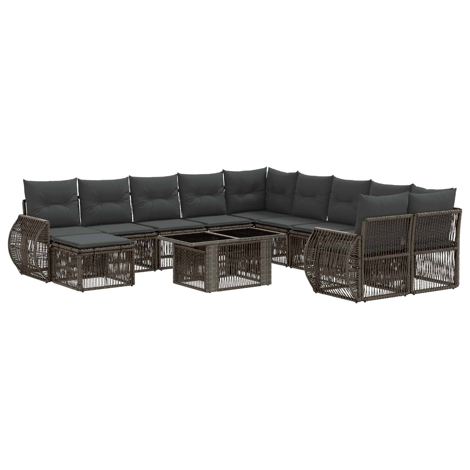 L-förmiges Outdoor-Ecksofa mit dunklen Kissen und Rattanrahmen, inklusive zwei passender Sessel und einem zentralen Couchtisch.