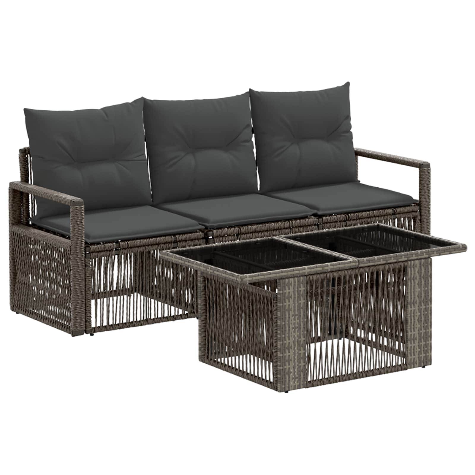 Korbgeflecht-Außensofa mit dunklen Kissen und einem passenden Glastisch mit Glasplatte auf weißem Hintergrund.