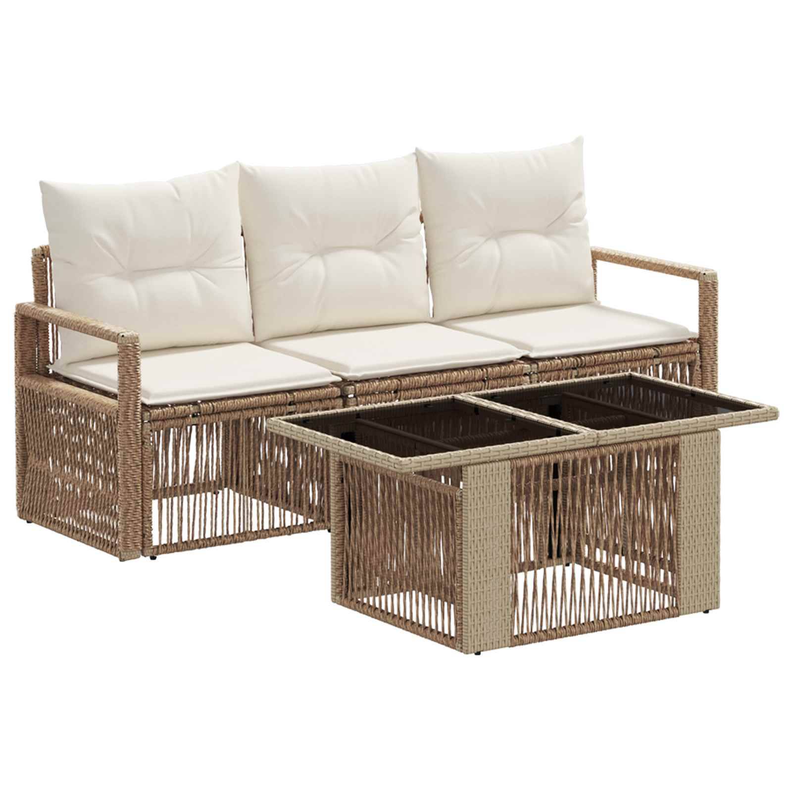 Polyrattan-Gartensofas mit drei cremefarbenen Kissen und einem passenden Glastisch auf weißem Hintergrund.