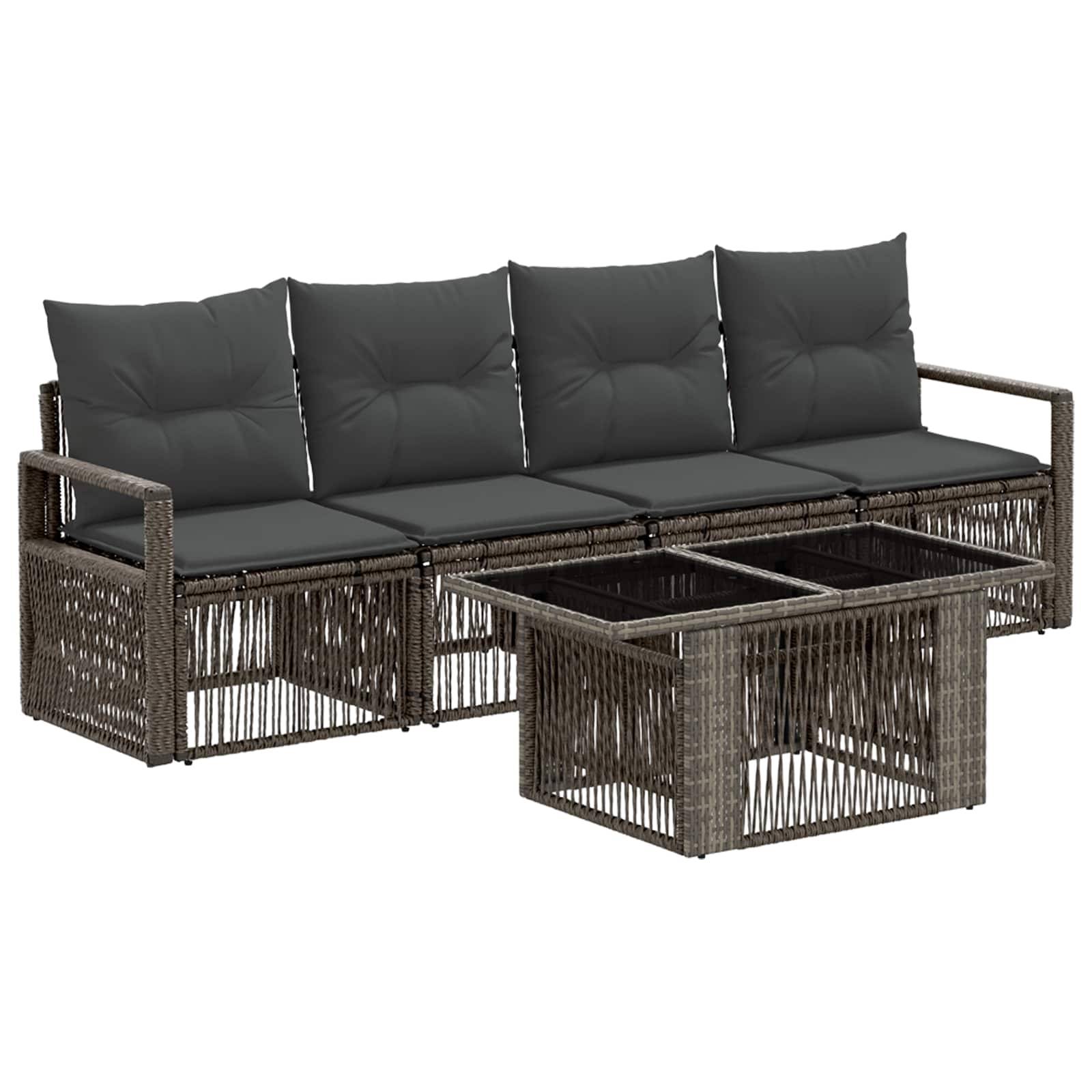 Braun geflochtenes Wicker-Außensofa mit dunklen Kissen und passendem Couchtisch.