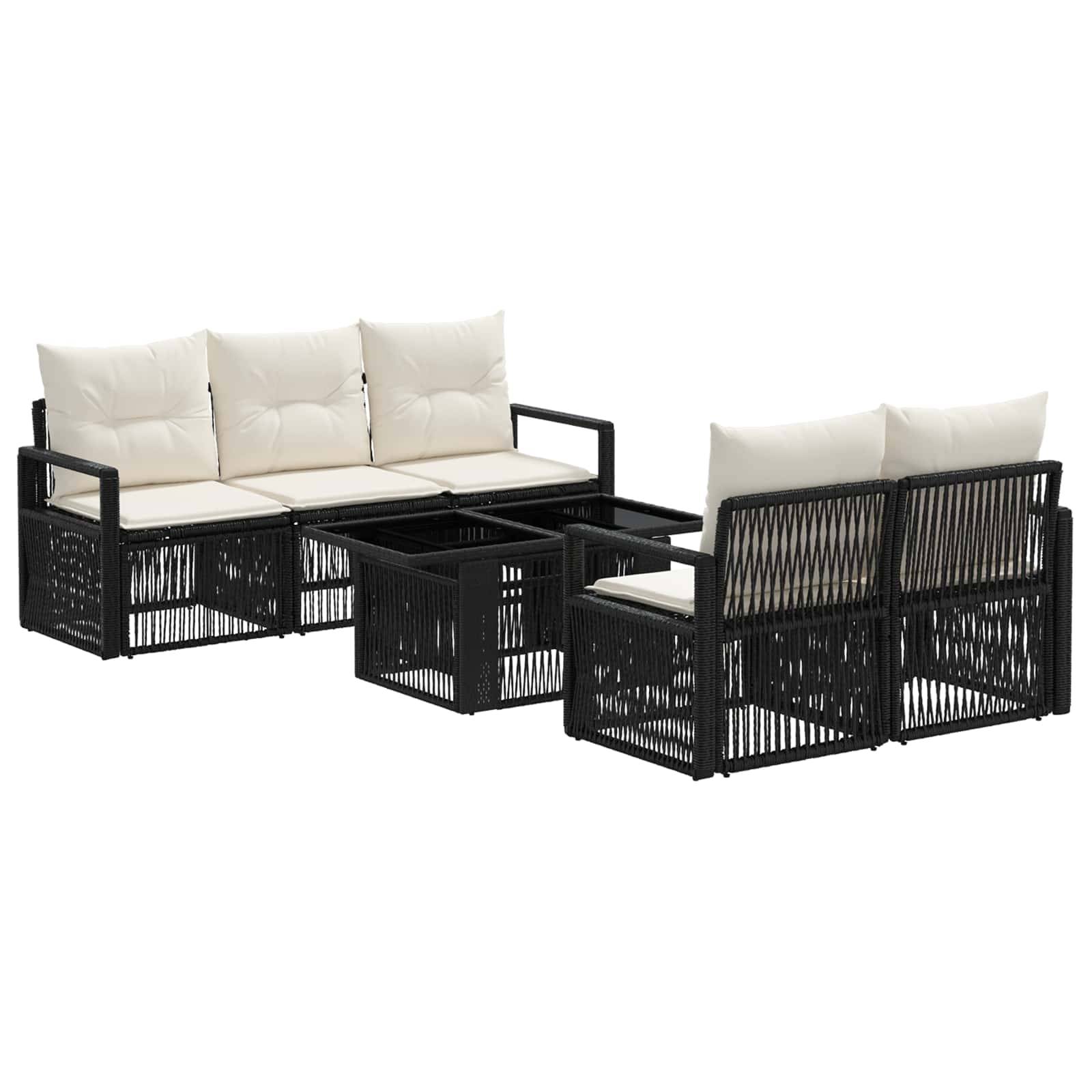 Schwarzes Rattan-Außensofa-Set mit beigen Kissen und passenden Ottoman-Tischen auf weißem Hintergrund.