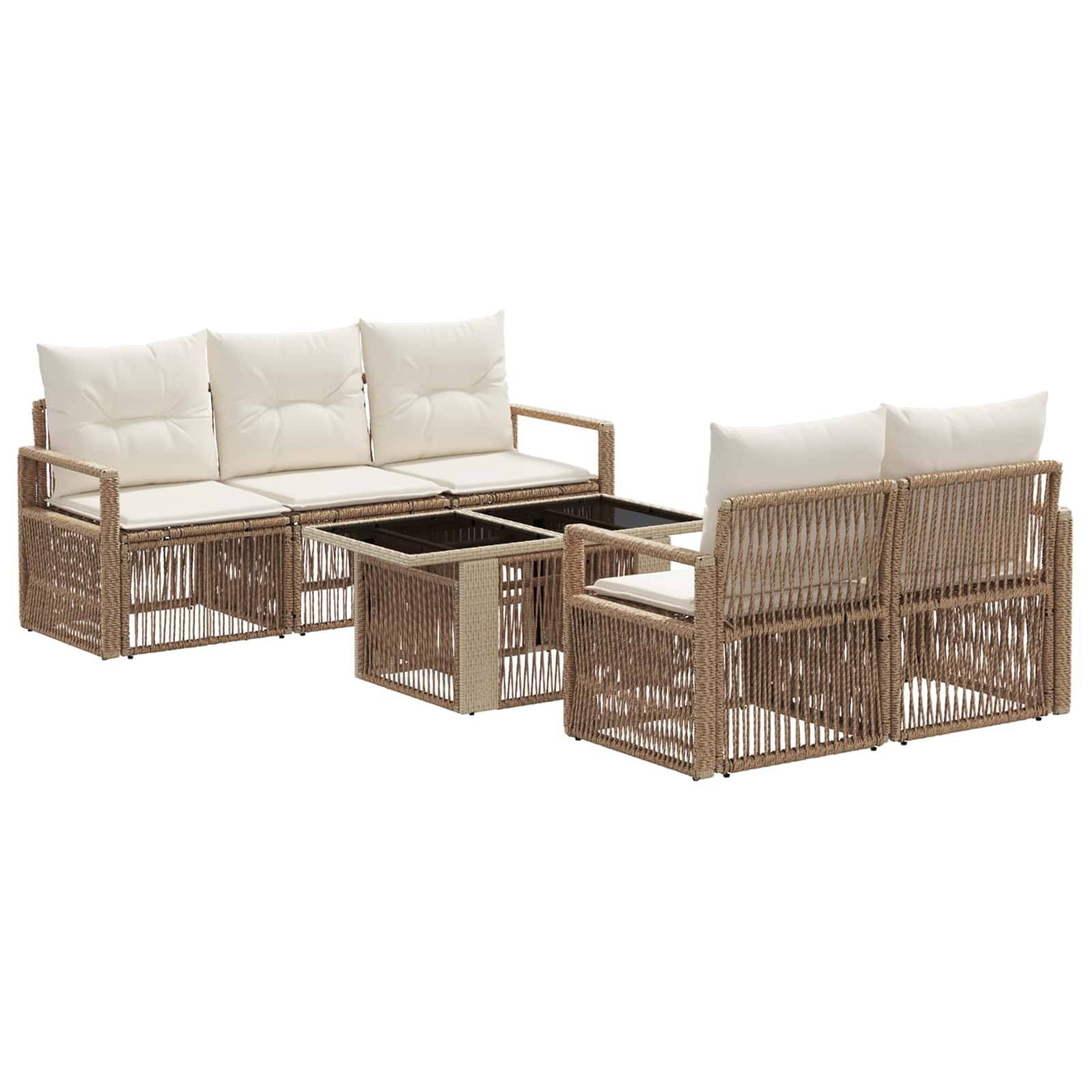 Korbmöbel-Gartensitzgruppe mit Sofa, zwei Sesseln und quadratischem Couchtisch, alle mit beigen Kissen auf weißem Hintergrund.