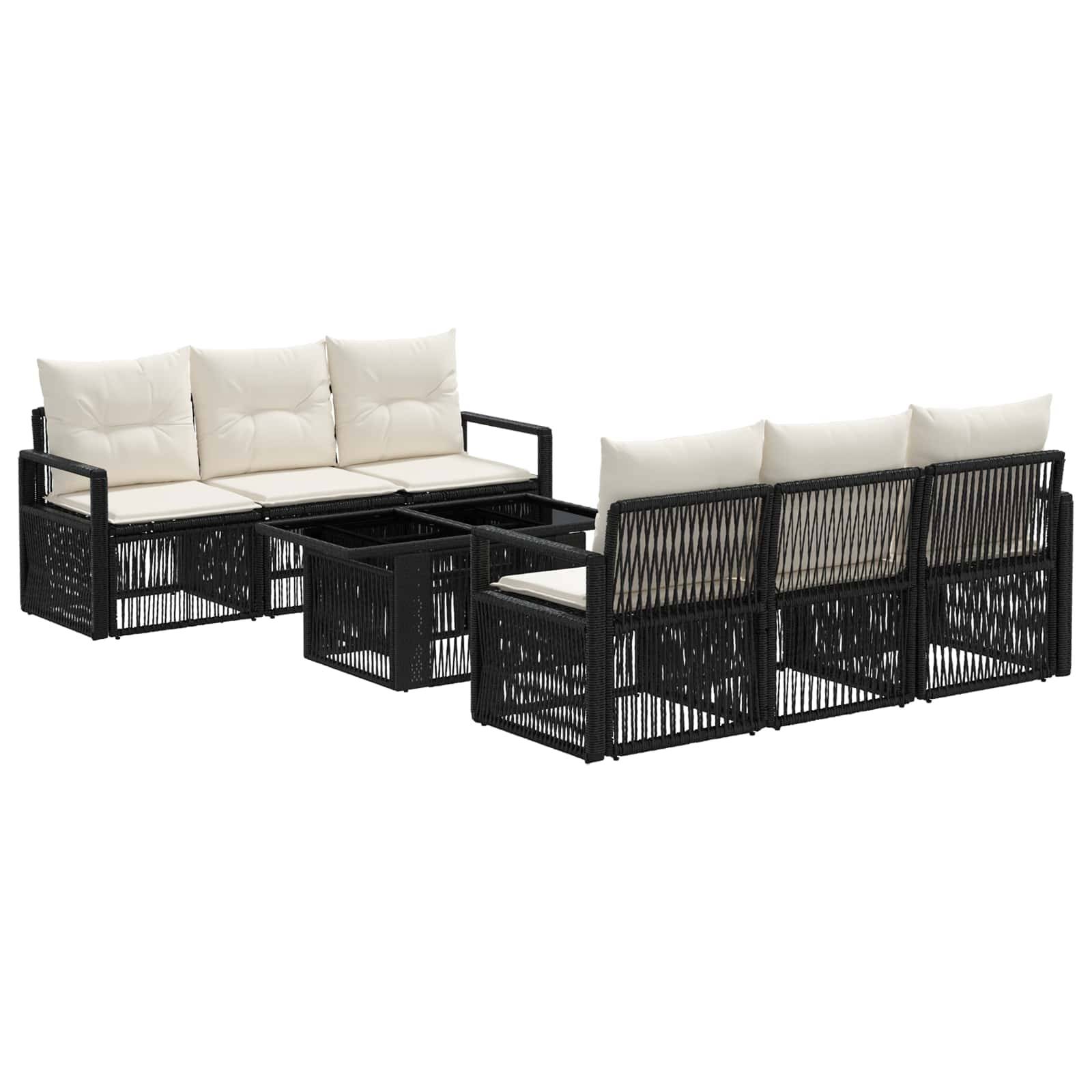 Zwei schwarze Korbmöbel-Outdoor-Sofas mit cremefarbenen Kissen, gezeigt in Vorder- und Rückansicht, mit einem passenden niedrigen Tisch/Hocker dazwischen.