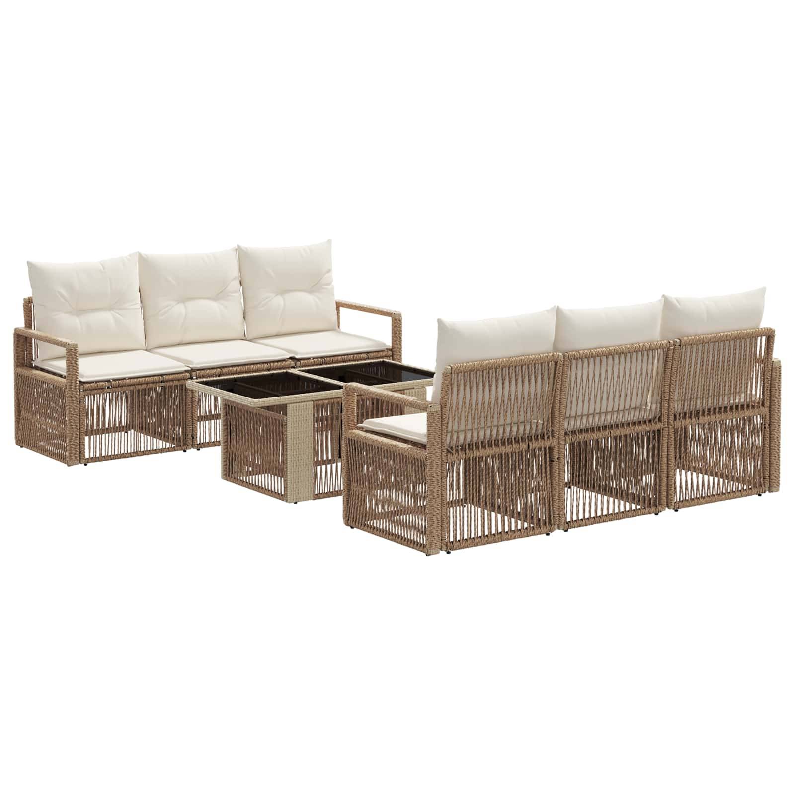 Zwei Korbmöbel-Außensofas mit cremefarbenen Kissen und einem passenden Glastisch, dargestellt als modulares Terrassenmöbel-Set auf weißem Hintergrund.