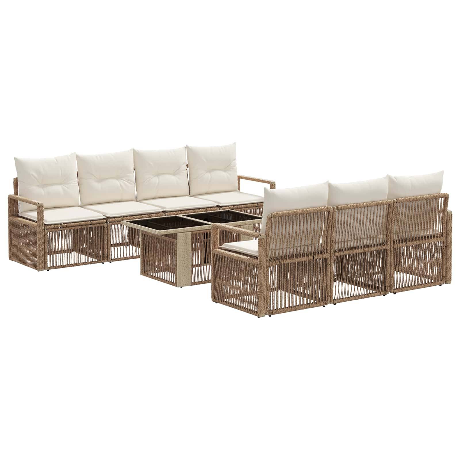 Zwei beige Polyrattan-Gartensofas mit weißen Kissen und einem passenden quadratischen Couchtisch, gezeigt auf weißem Hintergrund.
