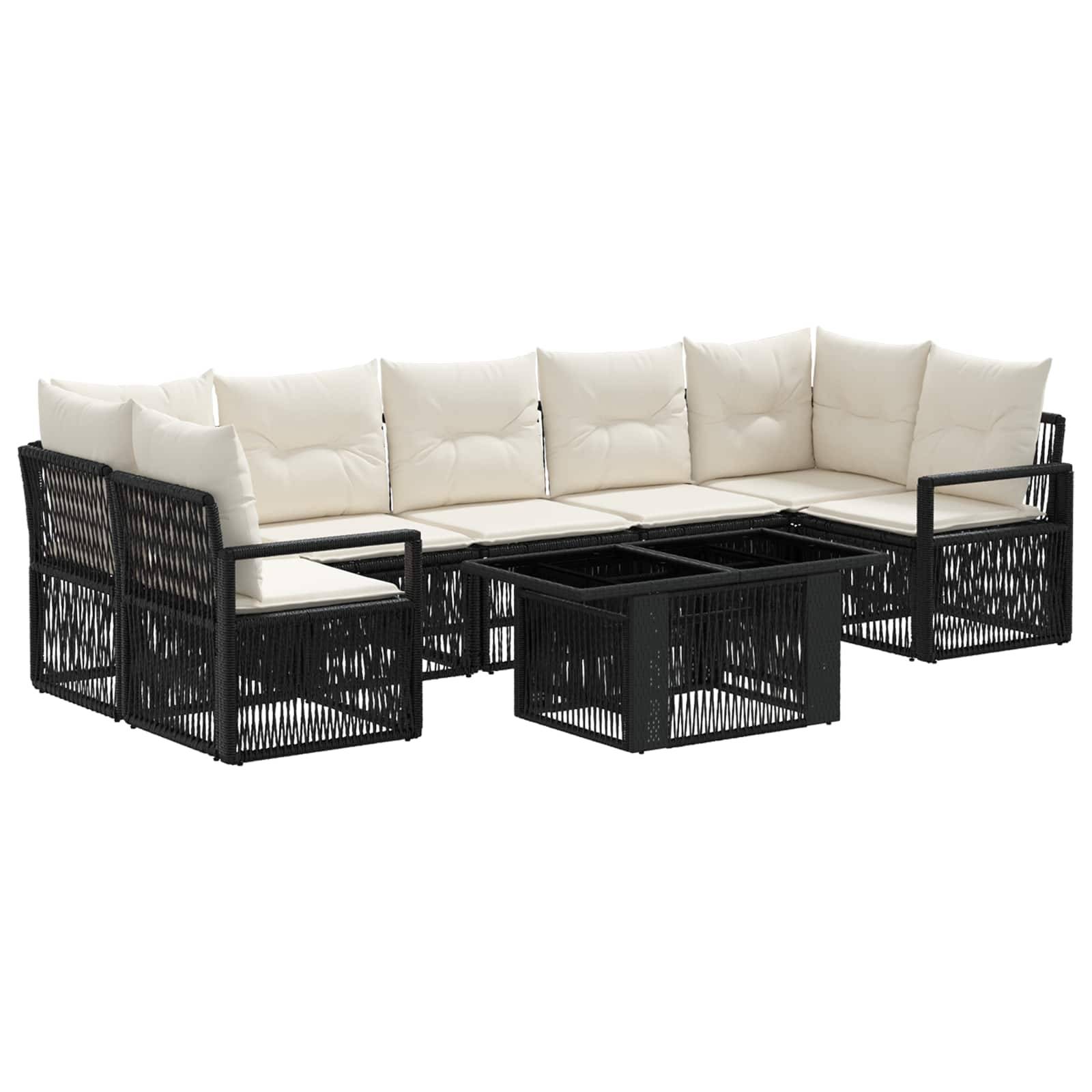 Schwarze Rattan-Gartensektionalcouch mit cremefarbenen Kissen und zwei passenden Couchtischen auf weißem Hintergrund.
