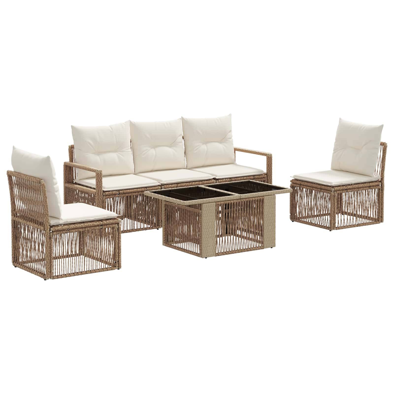 Outdoor-Korbmöbel-Sitzgruppe mit Sofa, zwei Stühlen und Glastisch, alle mit cremefarbenen Kissen auf weißem Hintergrund.