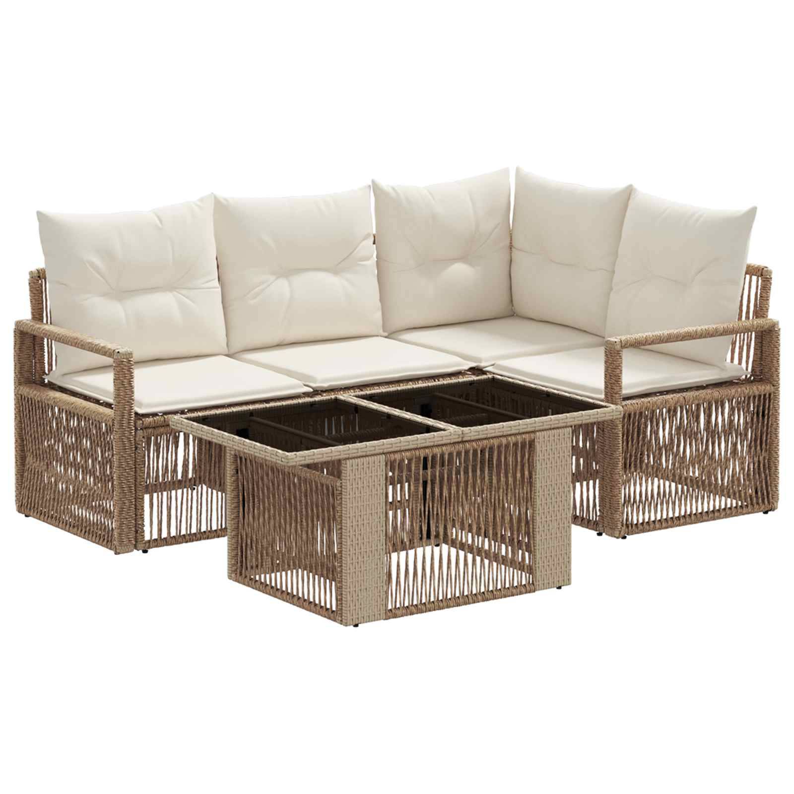 Beige Rattan-Outdoor-Sectional-Sofa mit weißen Kissen und integriertem quadratischem Couchtisch, vor weißem Hintergrund dargestellt.