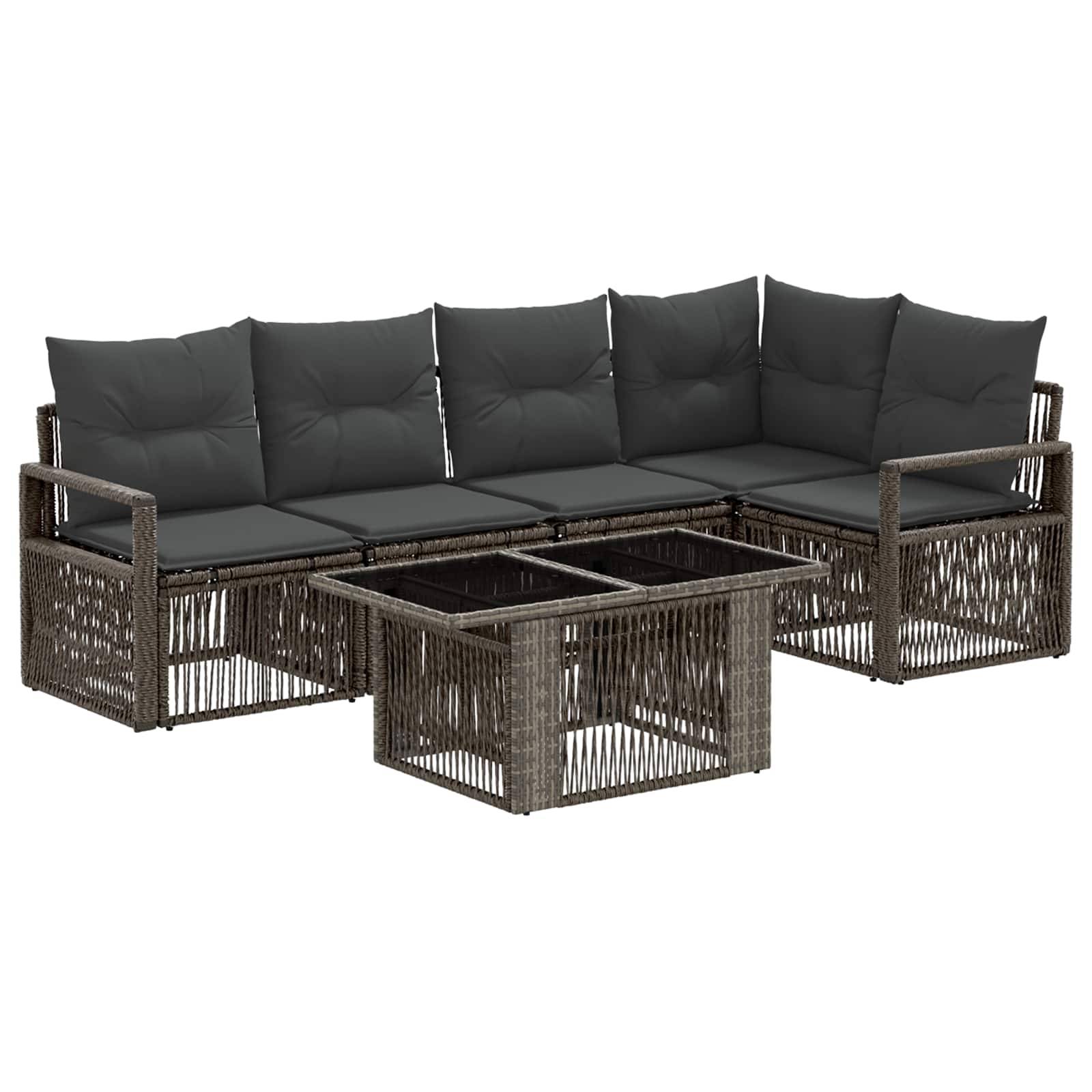 Dunkles Rattanpolster-Lounge-Set im Freien mit Holzkohle-Kissen und passendem quadratischem Couchtisch auf weißem Hintergrund.