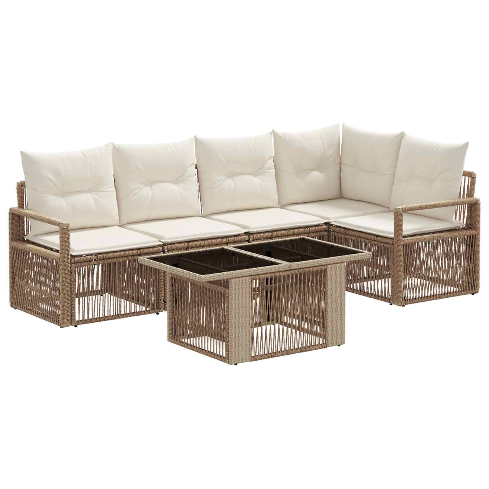 L-förmiges Gartensektionalsofa aus Rattan mit cremefarbenen Kissen und passendem Glastisch auf weißem Hintergrund.