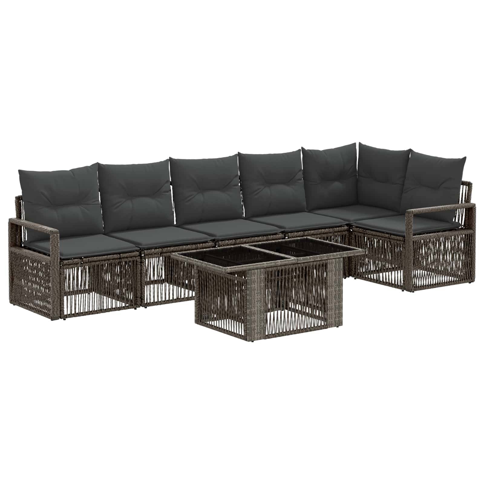 Outdoor-Rattansofa im Schnittdesign mit dunklen Kissen und zwei Glastisch-Couchtischen, dargestellt auf weißem Hintergrund.