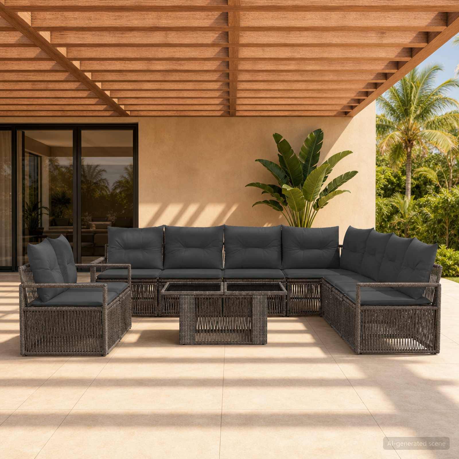 Terrassenbereich im Freien mit dunklem Rattan-Ecksofa, Glastischen und gepolsterten Stühlen unter einer lamelliertenPergola neben Schiebetüren und tropischen Pflanzen.