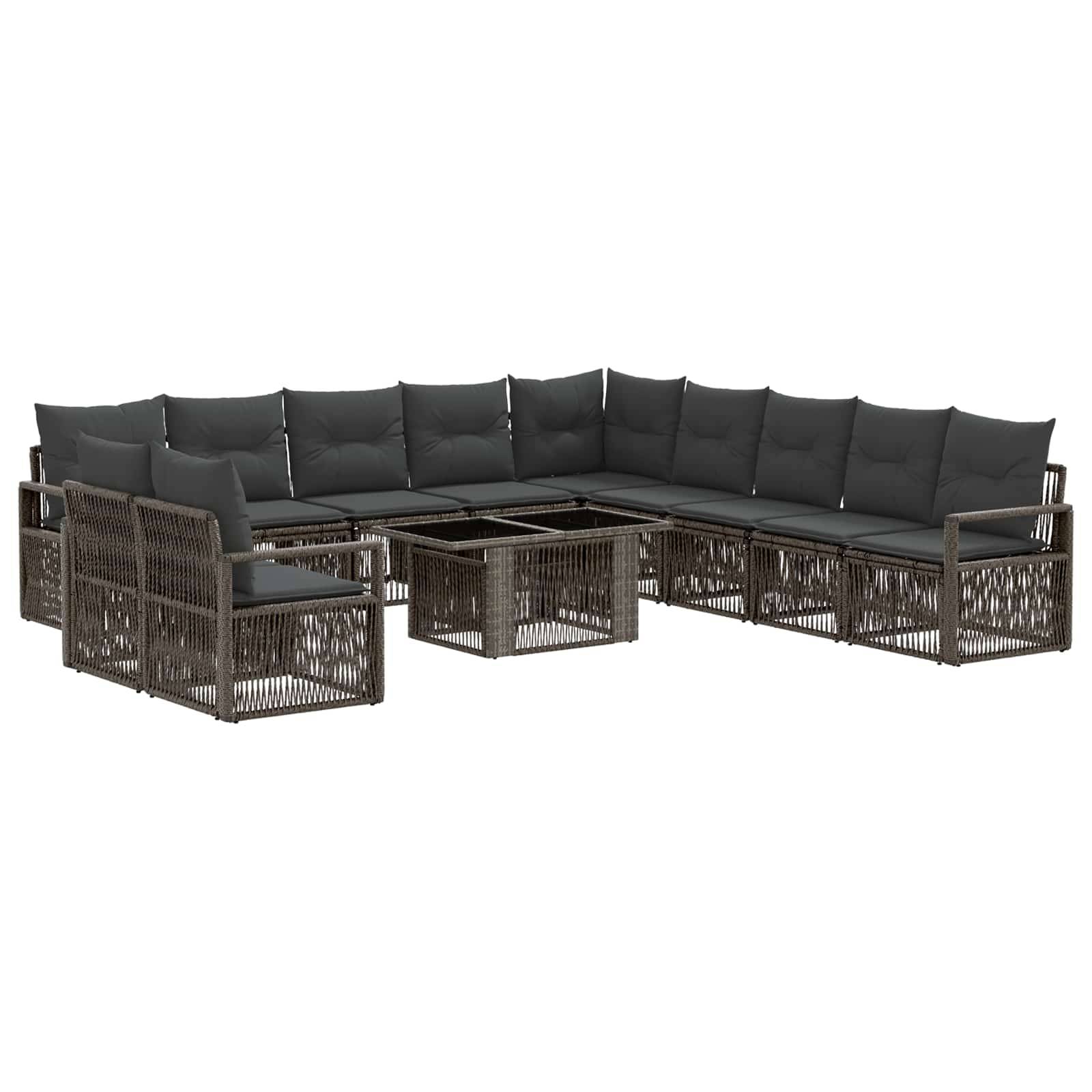 Modulares Outdoor-Sofa-Set mit dunklen Kissen, geflochtenen Rattanrahmen und passendem niedrigem Tisch