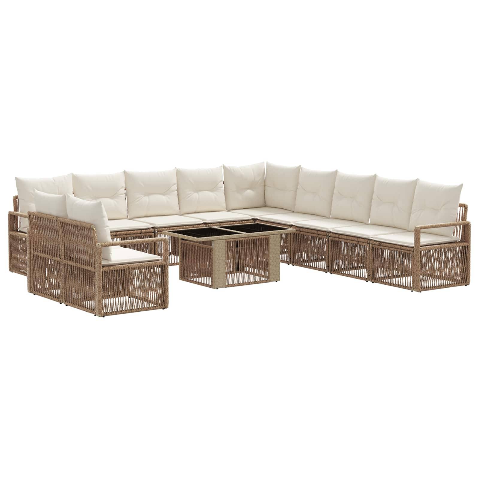 L-förmiges Outdoor-Lounge-Sofa-Set mit Rattanrahmen, cremefarbenen Kissen und einem zentralen quadratischen Couchtisch.