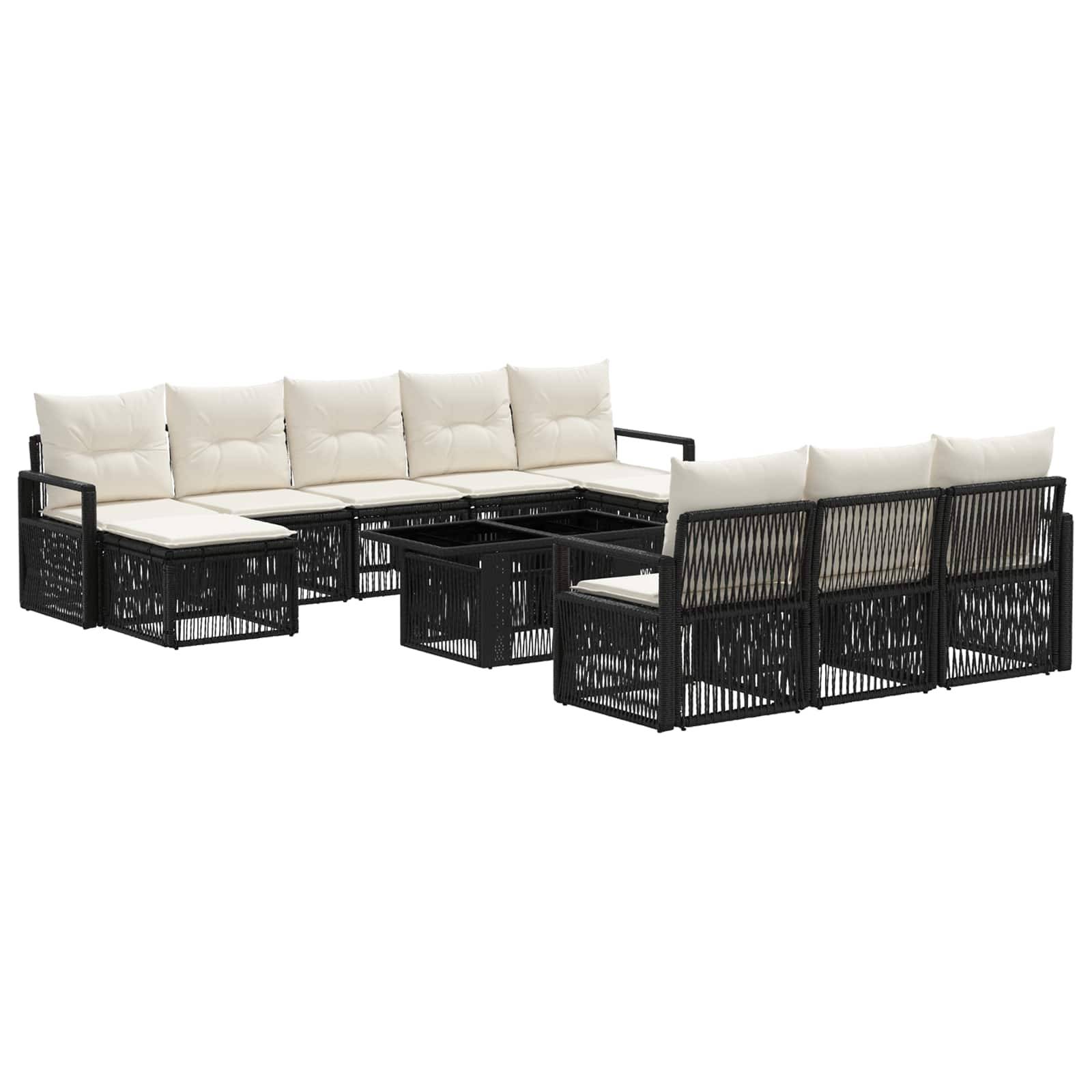 Schwarze Outdoor-Lounge-Garnitur für die Terrasse mit cremefarbenen Kissen und geflochtenen Rattanoptik-Rahmen, in L-Form angeordnet mit Couchtischen.