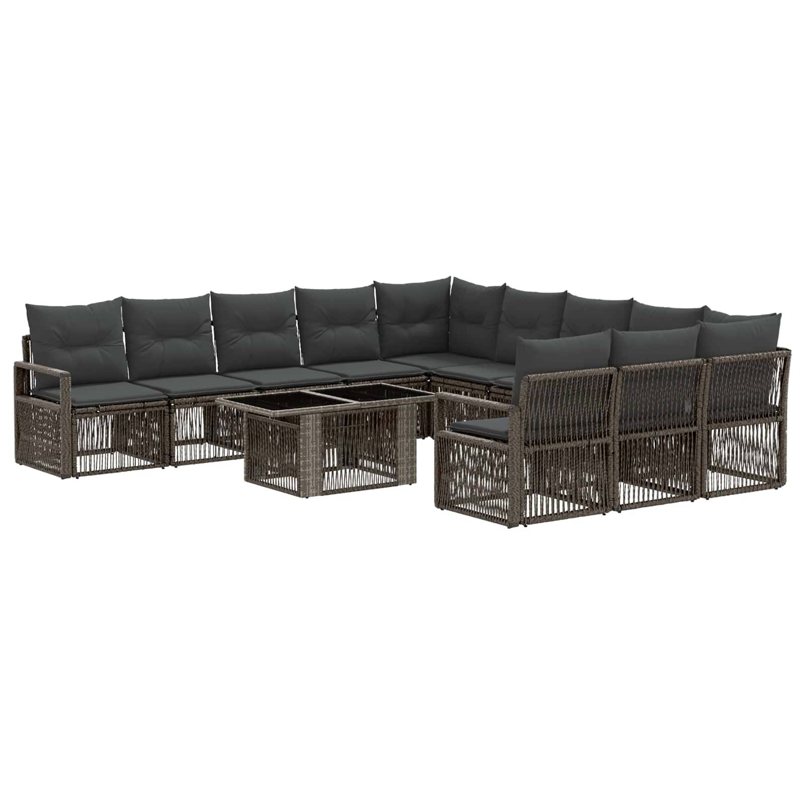 Graues gepolstertes Rattan-Lounge-Set für die Terrasse mit zwei passenden Couchtischen auf weißem Hintergrund