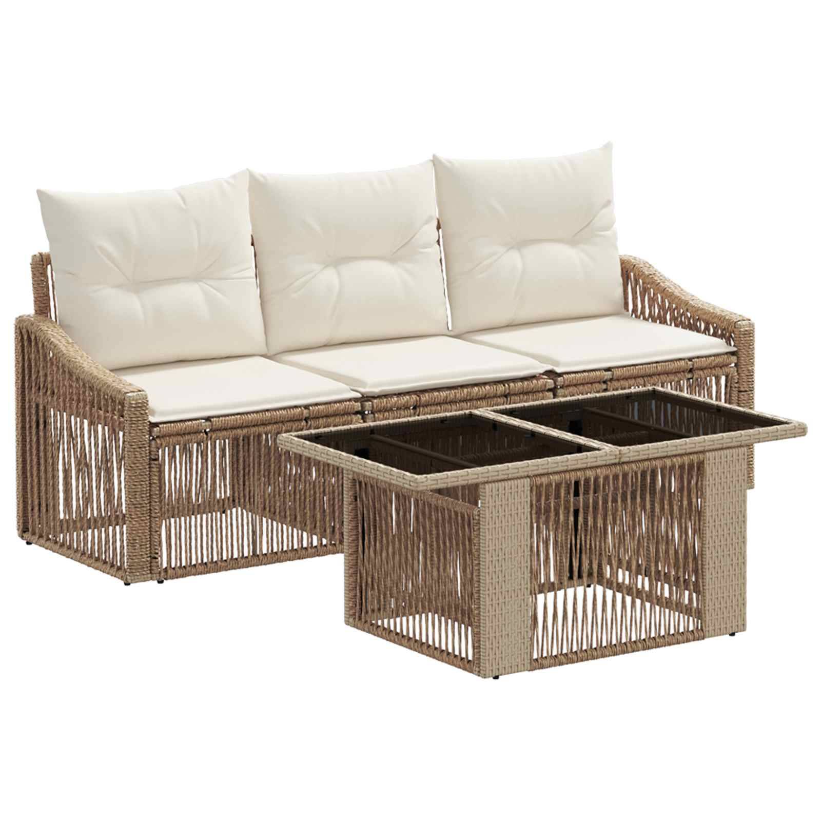 Wickel-Außensofa mit cremefarbenen Kissen und passendem Couchtisch auf weißem Hintergrund.