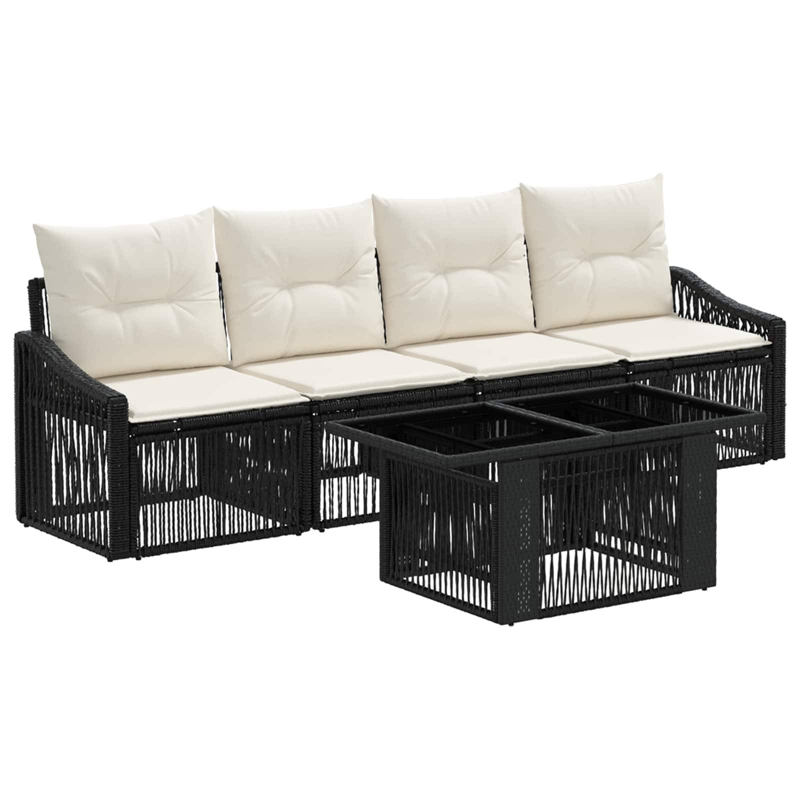 Schwarzes Korb-Außensofa mit cremefarbenen Kissen und passendem Couchtisch auf weißem Hintergrund.