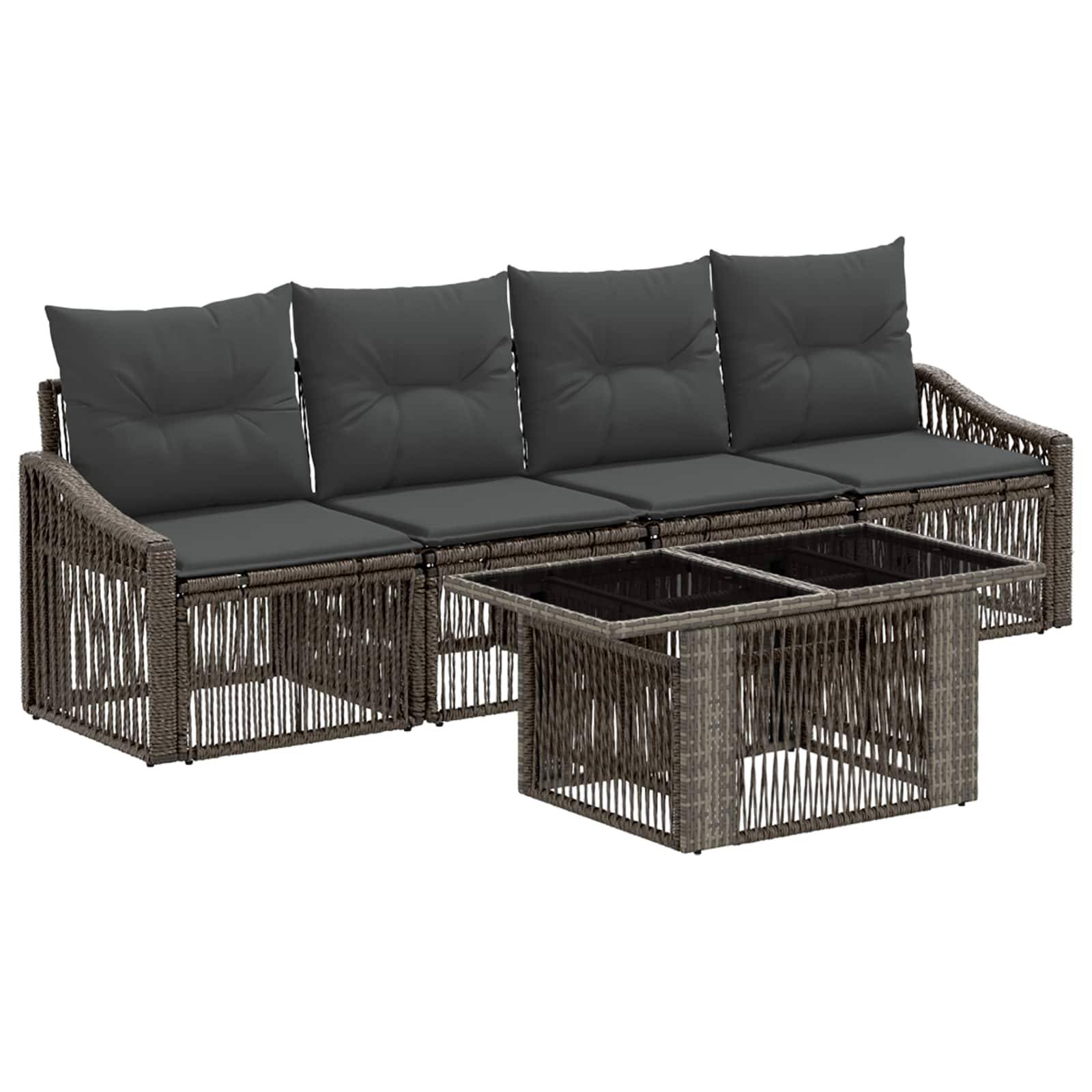 Rattan-Gartensektionalsofa mit dunklen Kissen und passendem quadratischem Couchtisch auf weißem Hintergrund.