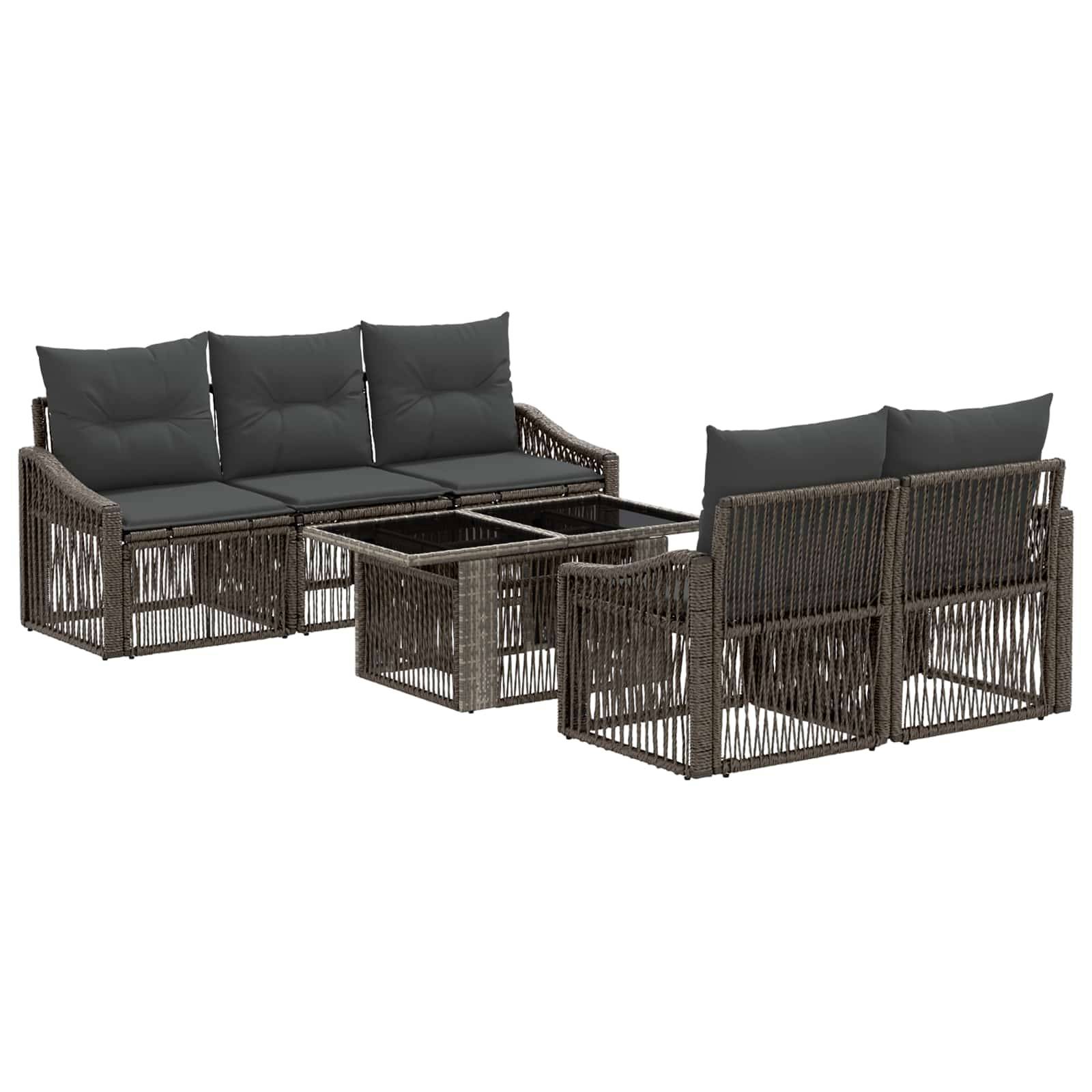 Outdoor-Terrassengruppe mit zwei Korbgeflecht-Zweisitzern, vier Sesseln und einem quadratischen Glastisch als Couchtisch mit dunklen Kissen.