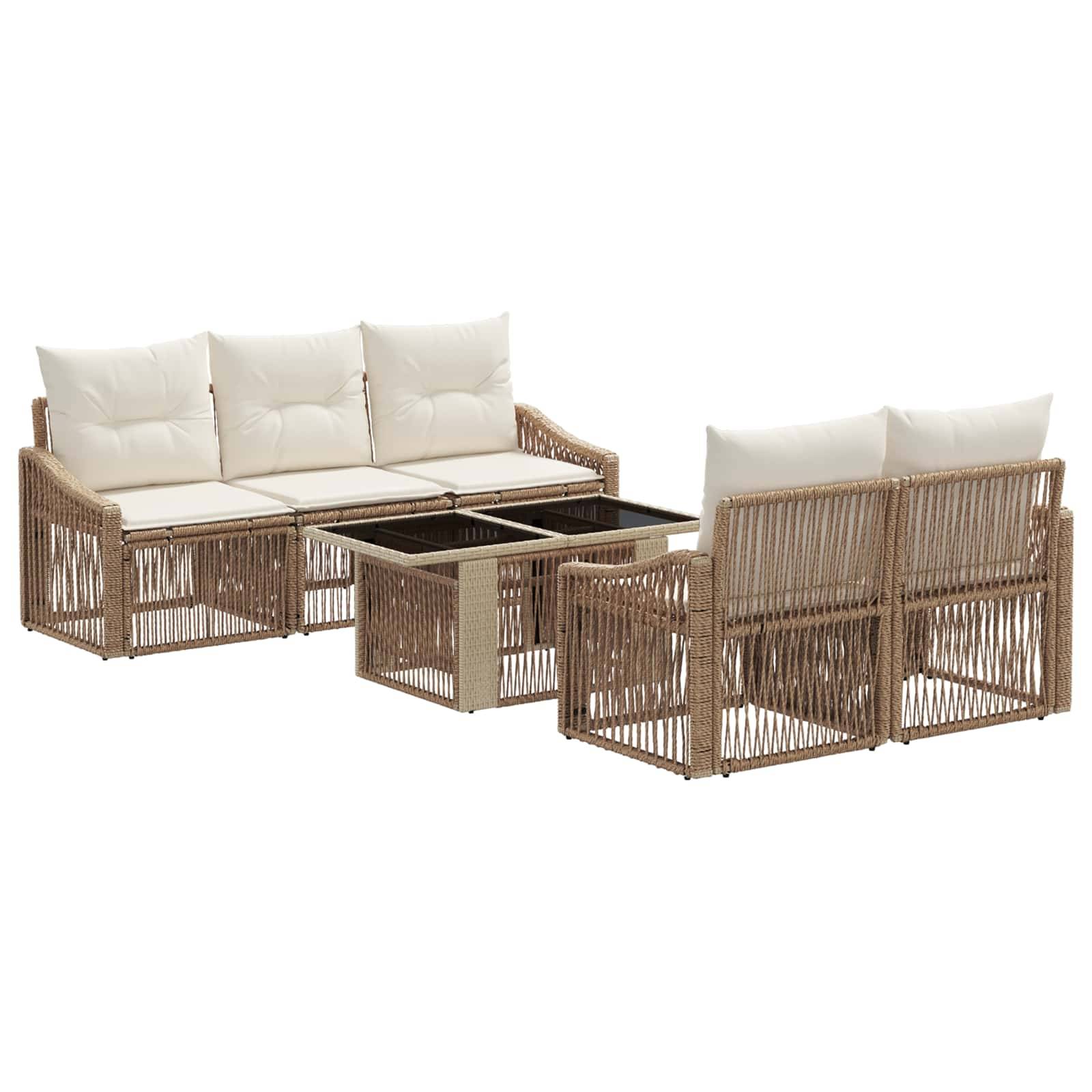 Outdoor-Lounge-Set mit cremefarbenen Kissen, passenden Sesseln und einem Glastisch auf weißem Hintergrund.