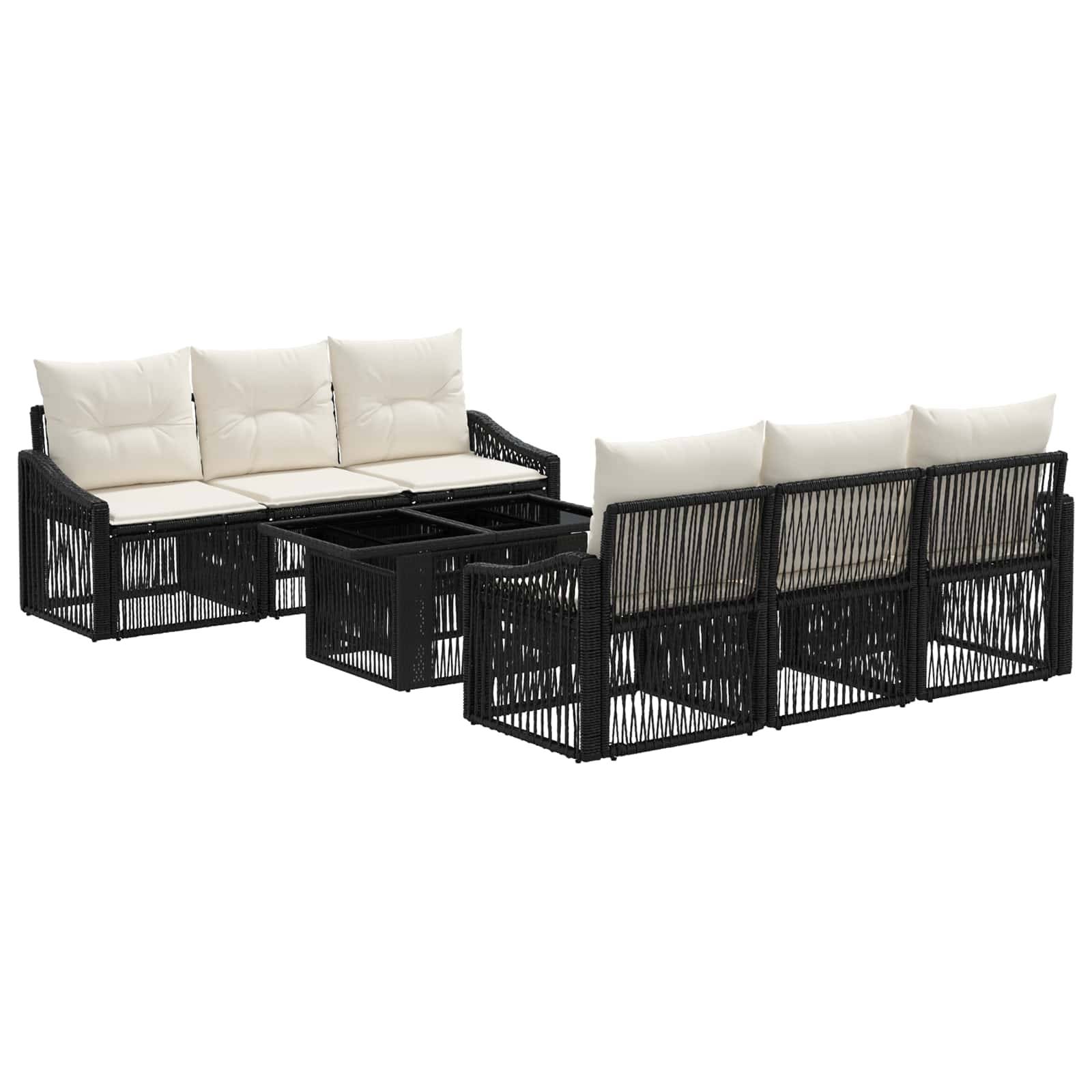 Zwei schwarze geflochtene Outdoor-Sofas mit beigen Kissen, arrangiert um einen passenden quadratischen Couchtisch auf weißem Hintergrund.