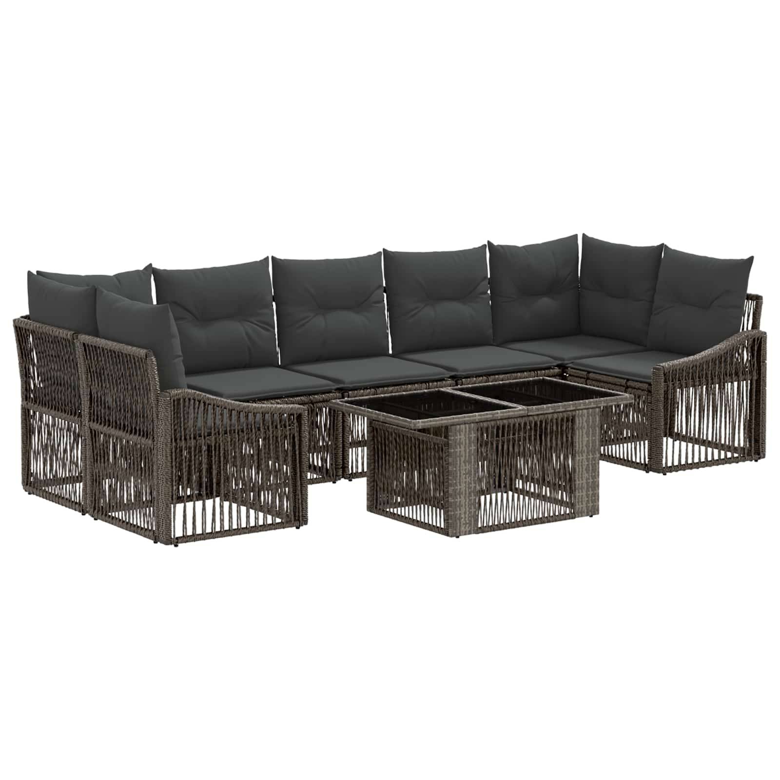 Outdoor-Sektionalsofa-Garnitur mit Rattanrahmen, dunklen Kissen und passendem Couchtisch, auf weißem Hintergrund abgebildet