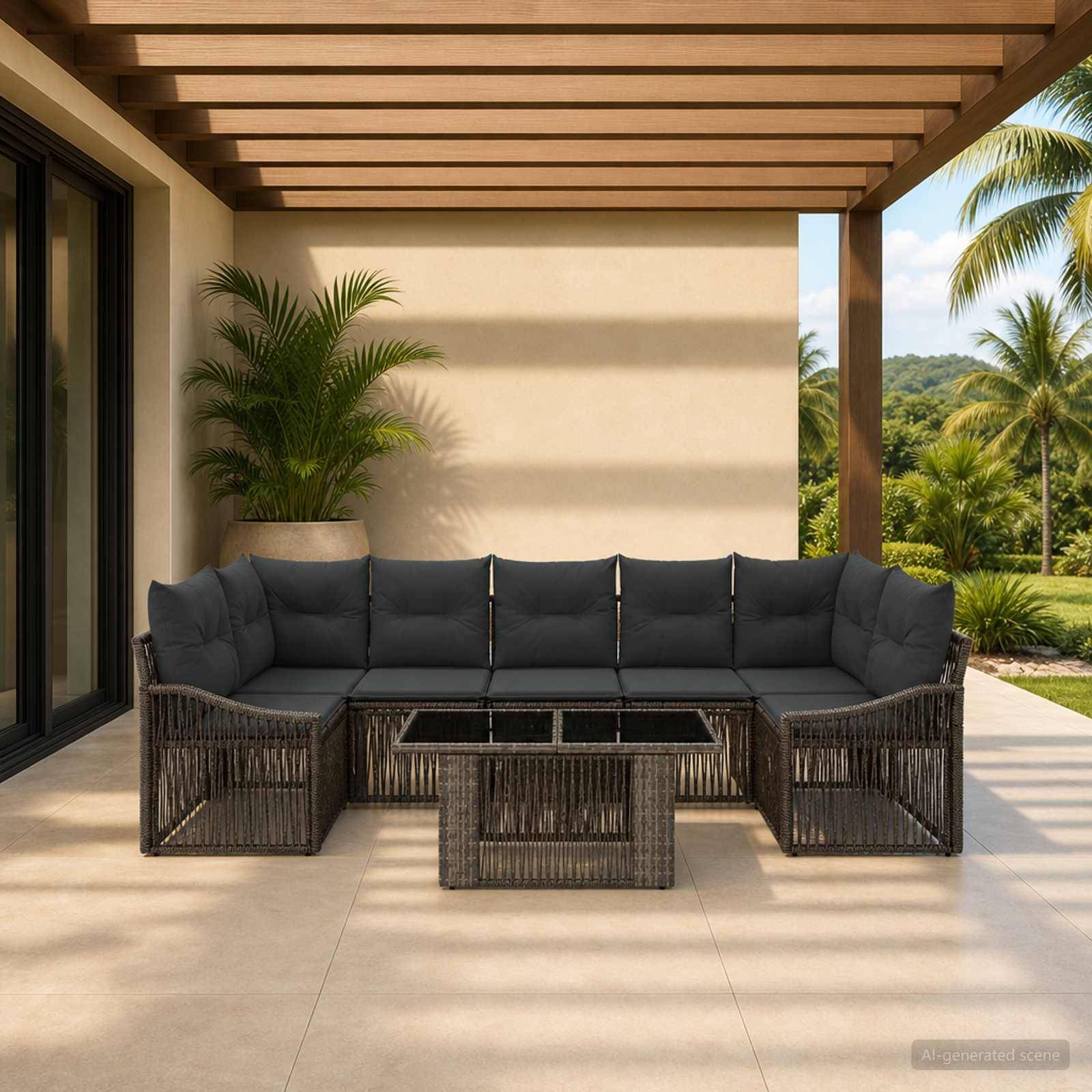 Außenbereich mit L-förmigem Wicker-Ecksofa, Glascouchtisch und getopfelter Palme unter einer Lamellenpergola mit tropischer Bepflanzung im Hintergrund.