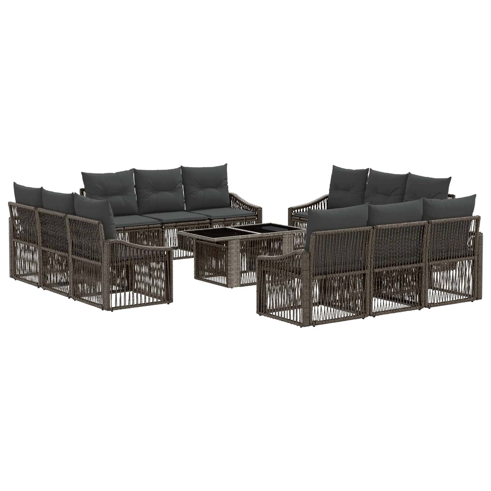 Braunes Rattangeflecht-Gartenmöbelset mit zwei Sofas, zwei Sesseln und einem Glastisch-Couchtisch, alle mit dunklen Kissen auf weißem Hintergrund