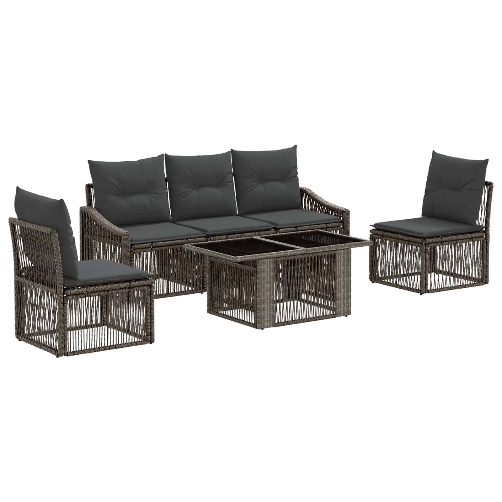 Gartenmöbel-Gesprächsset mit dunklem Rattan-Sofa, zwei Stühlen und einem Couchtisch mit Glasplatte und schwarzen Kissen