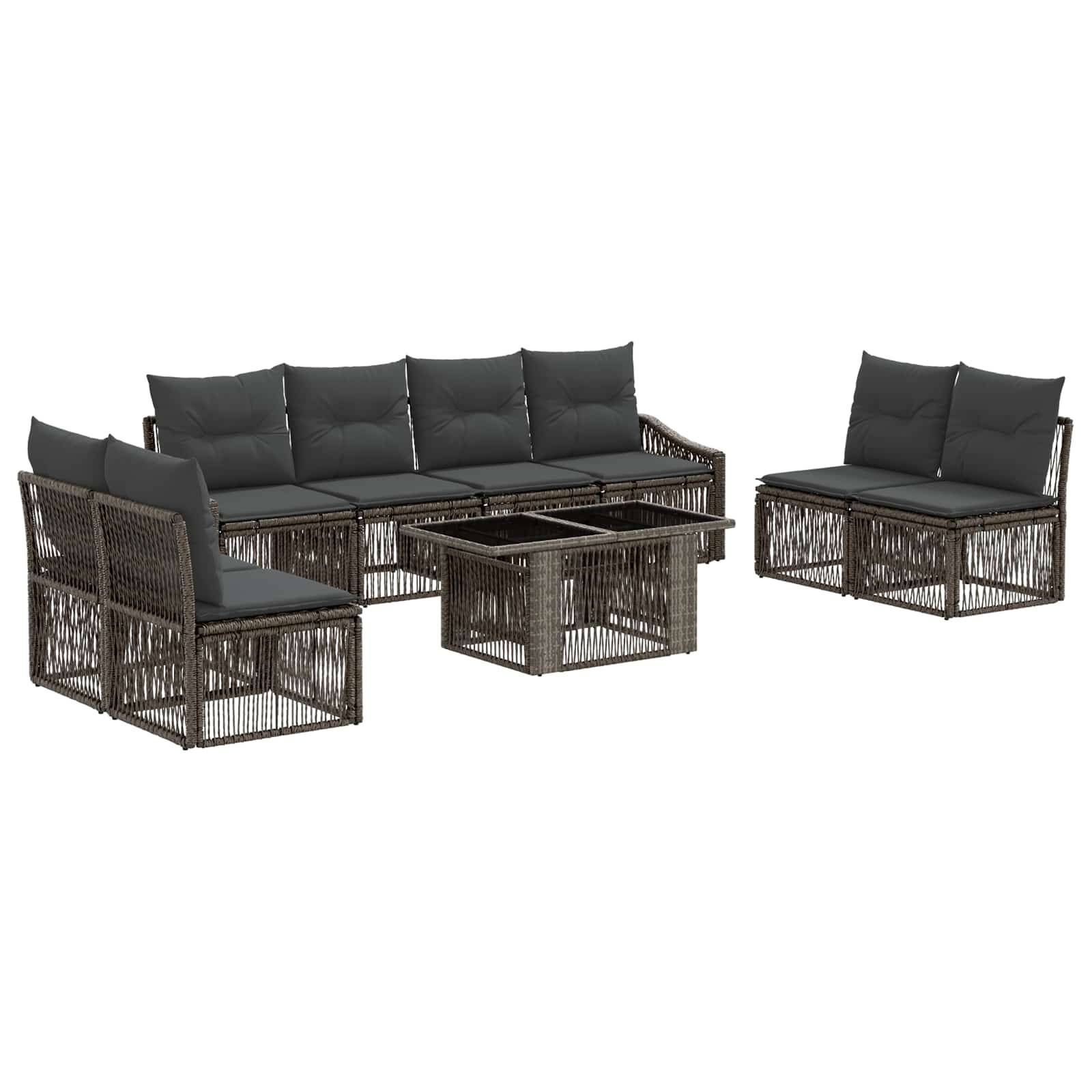 Outdoor-Rattanmöbel-Garnitur mit gepolstertem Sofa, zwei Stühlen und einem Couchtisch mit Glastischplatte auf weißem Hintergrund.