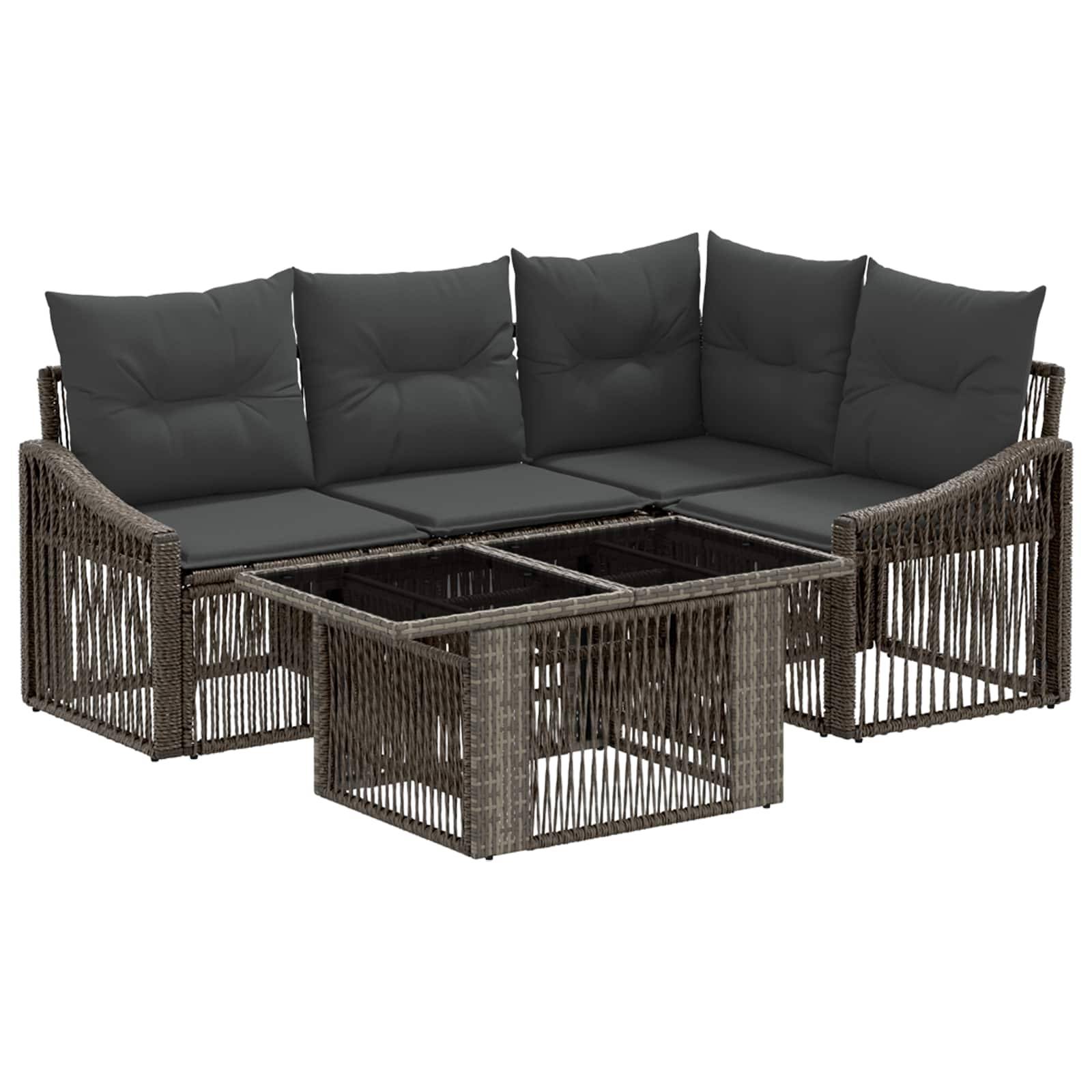 Braunes Rattansofa für die Terrasse mit dunkelgrauen Kissen und zwei passenden quadratischen Couchtischen auf weißem Hintergrund.
