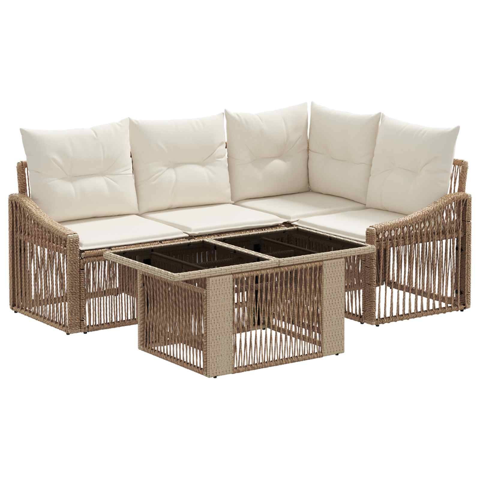 Outdoor-Rattansektionalsofa mit cremefarbenen Kissen und zwei passenden Glastisch-Couchtischen.