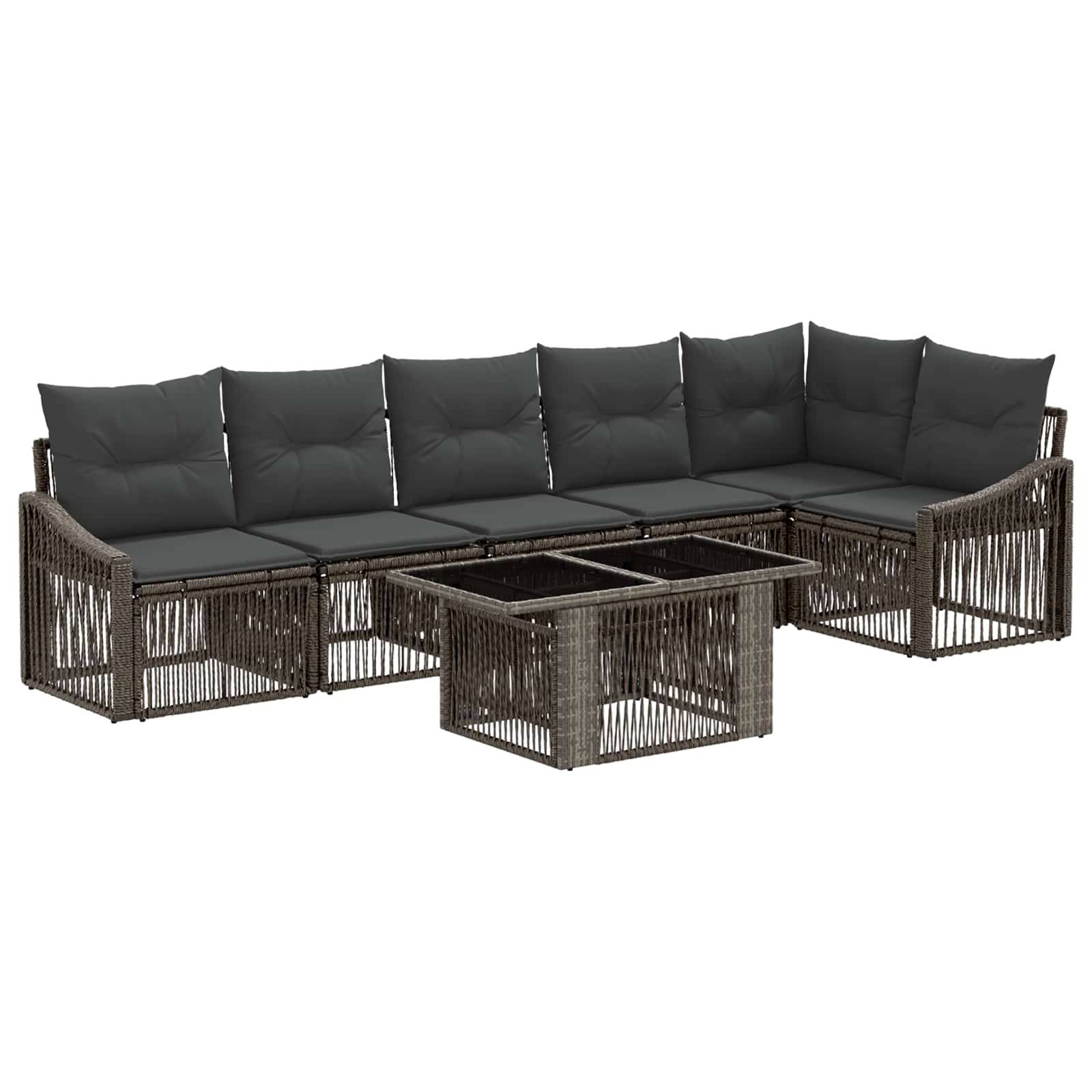 Dunkelgraues Rattan-Außensektionalsofa mit grauen Kissen und integriertem Glastisch-Couchtisch auf weißem Hintergrund.