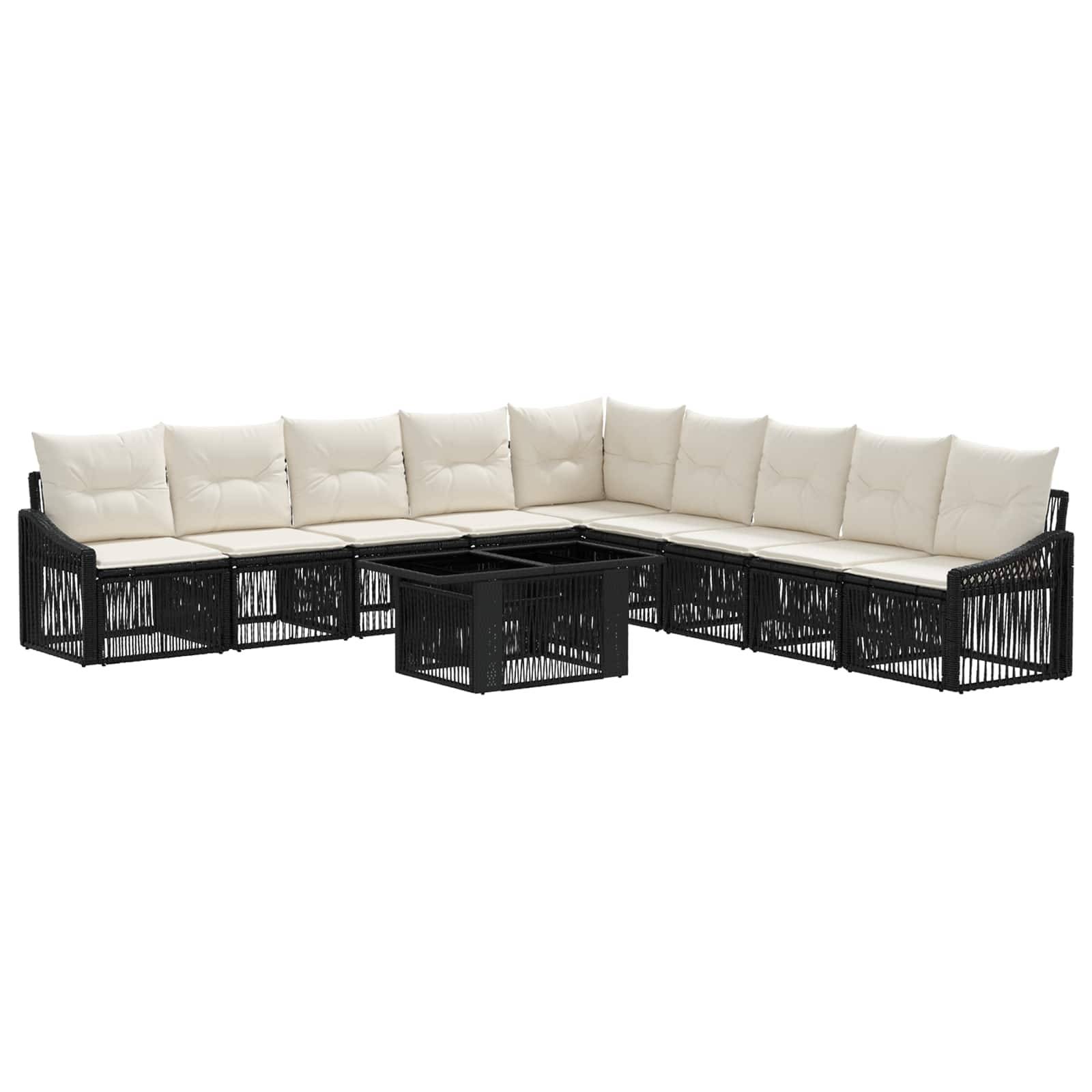 Terrassensektionalsofa in L-Form mit schwarzem Rattanrahmen, cremefarbenen Kissen und passendem quadratischen Couchtisch auf weißem Hintergrund.