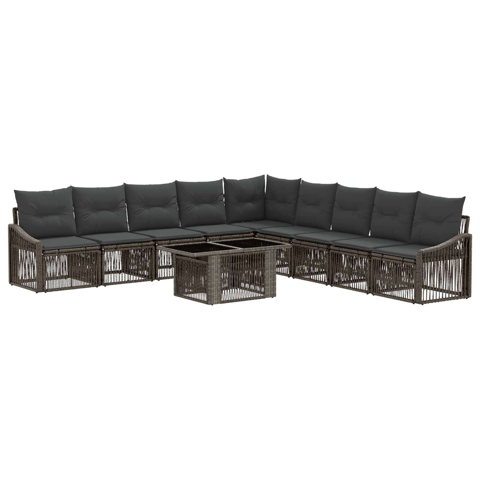 Outdoor-Ecksofa in L-Form mit dunklen Kissen, Rattanrahmen und passendem Couchtisch mit Glastischplatte.