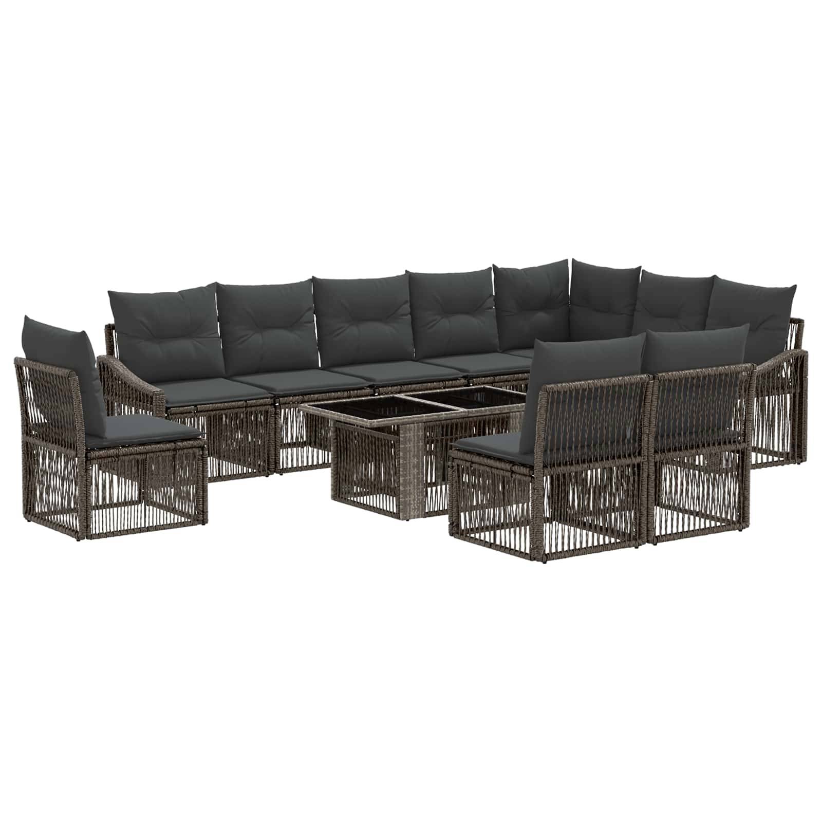 Outdoor-Loungeset aus Polyrattan mit dunkelbraun gewebten Rattanrahmen, grauen Polstern, Sesseln und passenden Couchtischen auf weißem Hintergrund