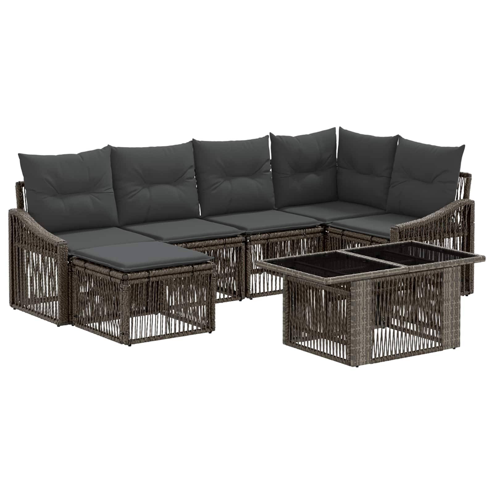 Outdoor-Rattansektionalsofa-Set mit dunklen Kissen und passendem Glastisch-Couchtisch auf weißem Hintergrund.
