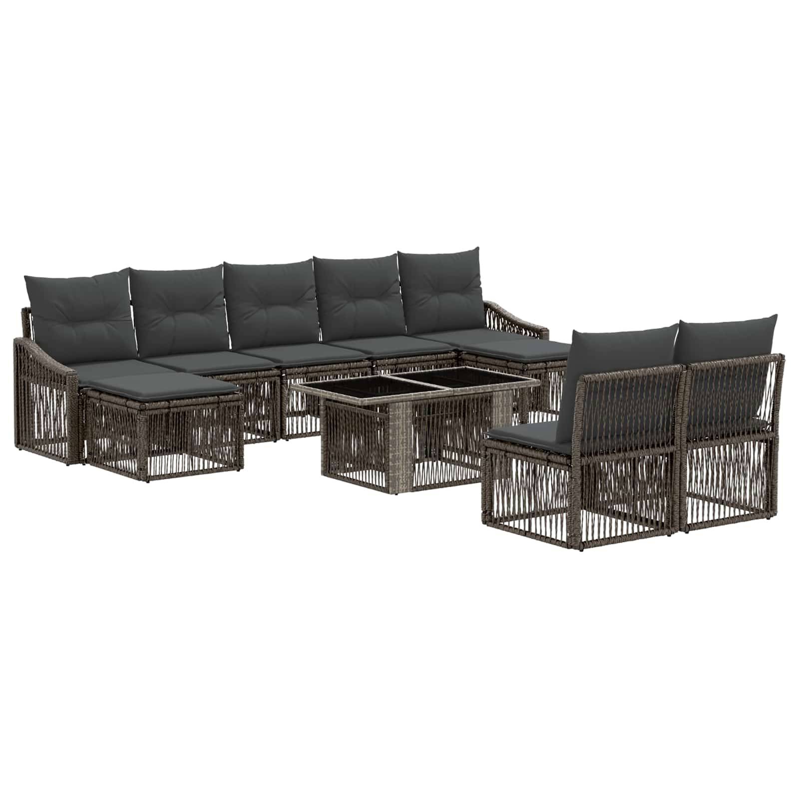Outdoor-Rattanecksofa-Terrassenmöbel-Set mit dunklen Kissen, zwei Couchtischen und passenden Stühlen, angeordnet in einer U-förmigen Sitzbereichen