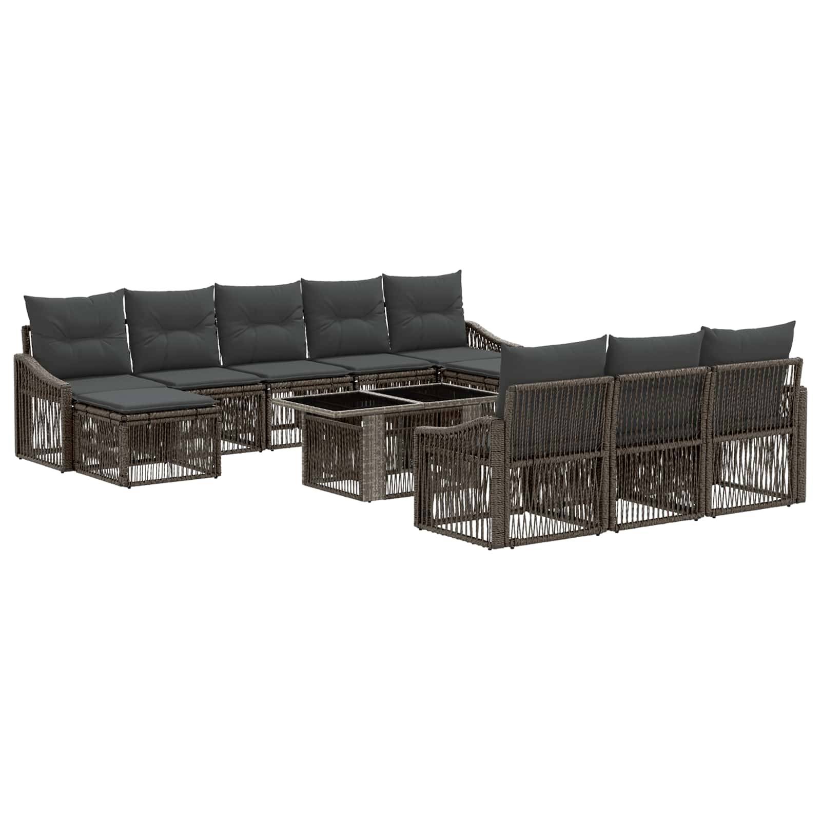 Modulares Lounge-Set aus Polyrattan im Freien mit dunklen Kissen und passendem Couchtisch auf weißem Hintergrund