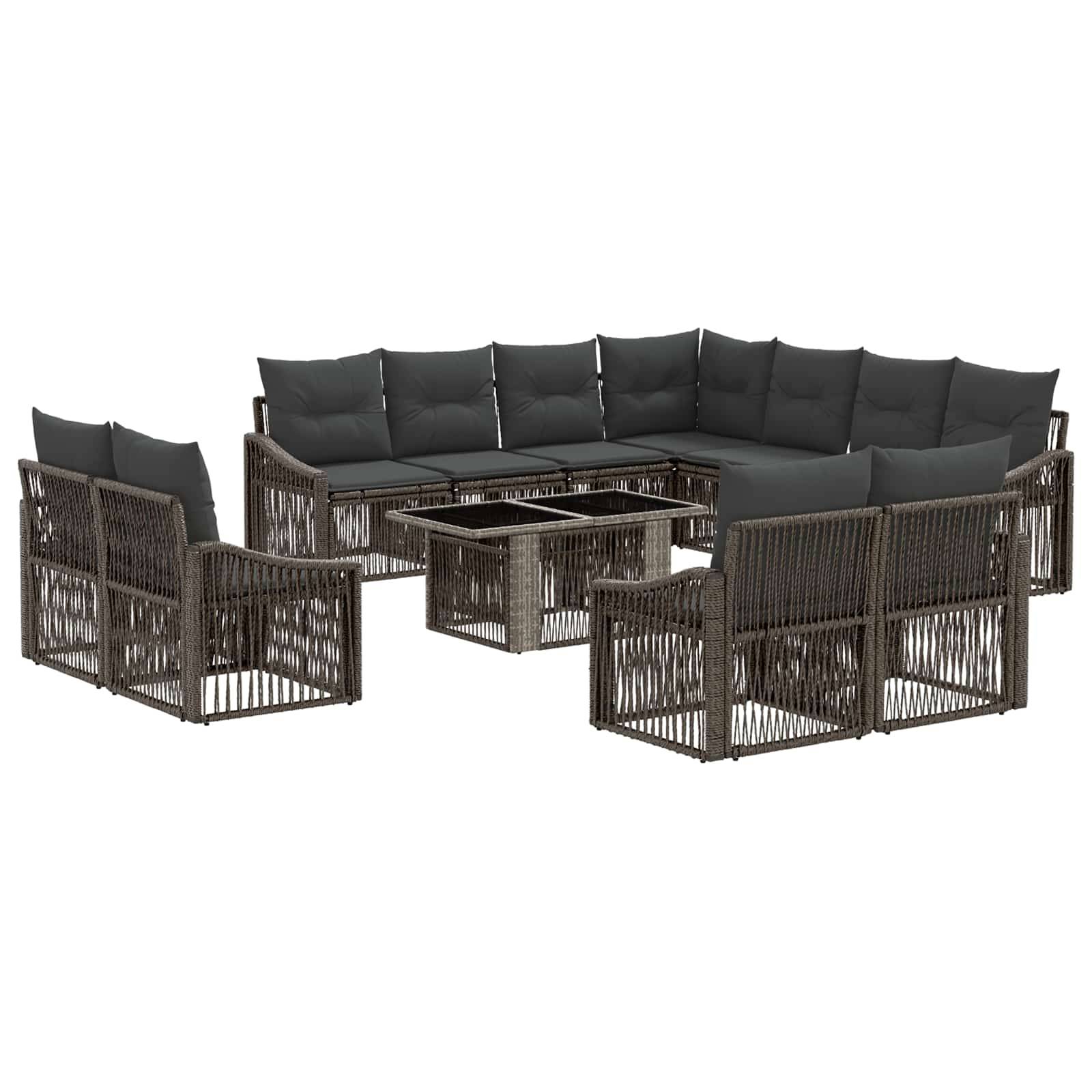 Outdoor-Rattanmöbel-Gesprächssatz mit dunklen Kissen, Schnittsofa, zwei Sesseln und Glastisch auf weißem Hintergrund
