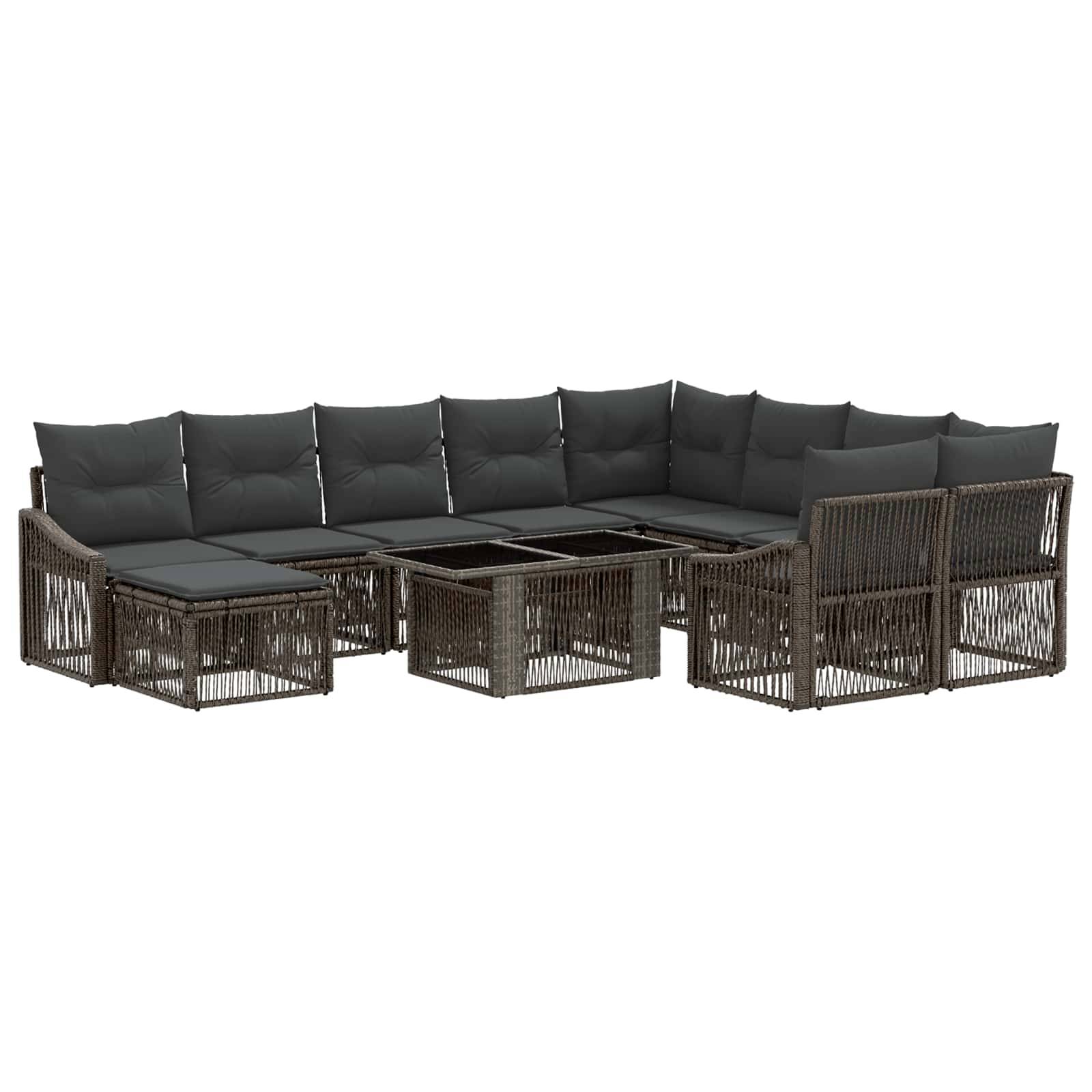 Outdoor-Loungeset mit dunklen Kissen, geflochtenem Rattangestell und zwei Glastisch-Couchtischen.