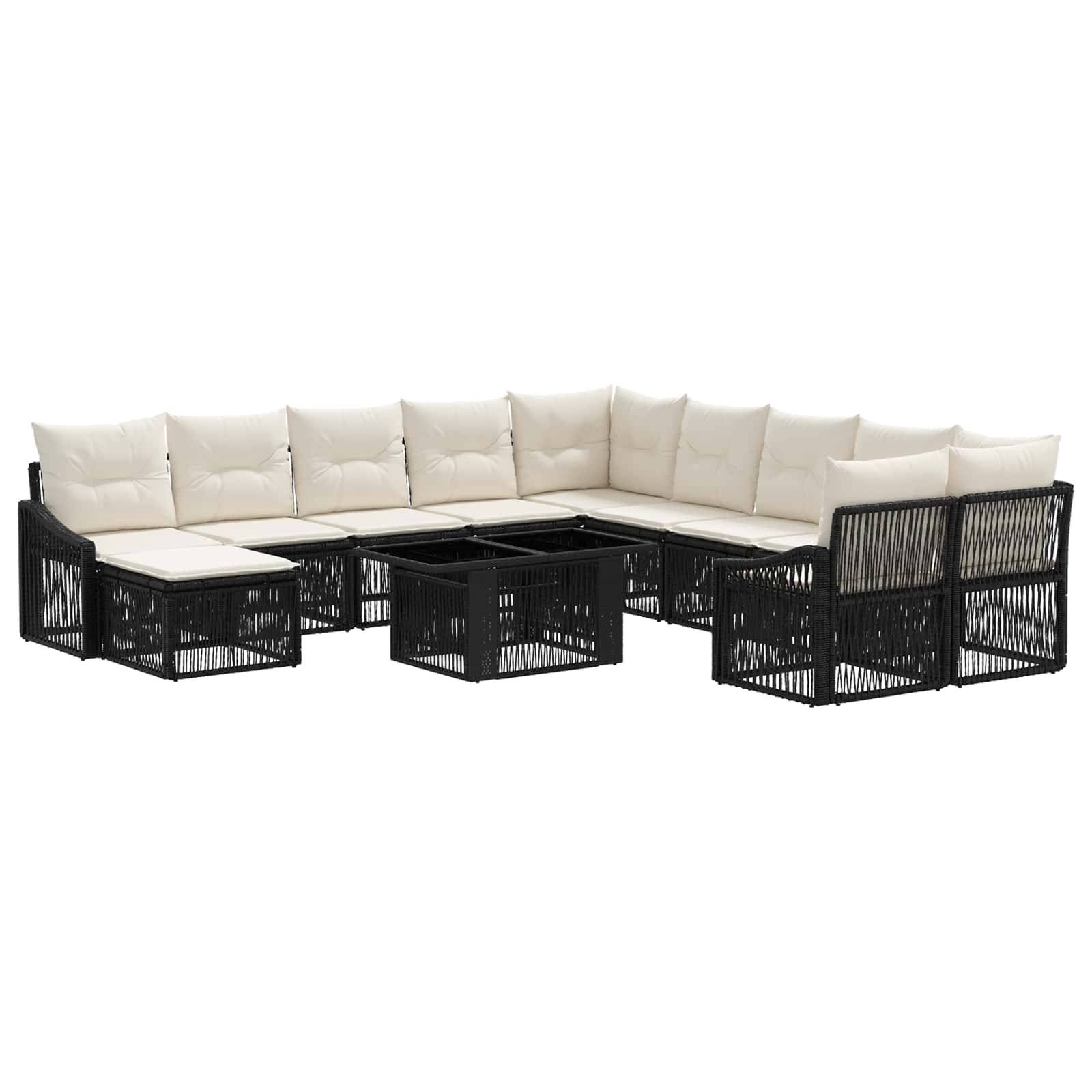 Outdoor-Loungegarnitur-Set mit cremefarbenen Kissen und schwarzem gewebtem Rahmen, in L-Form angeordnet mit passenden Couchtischen auf weißem Hintergrund.