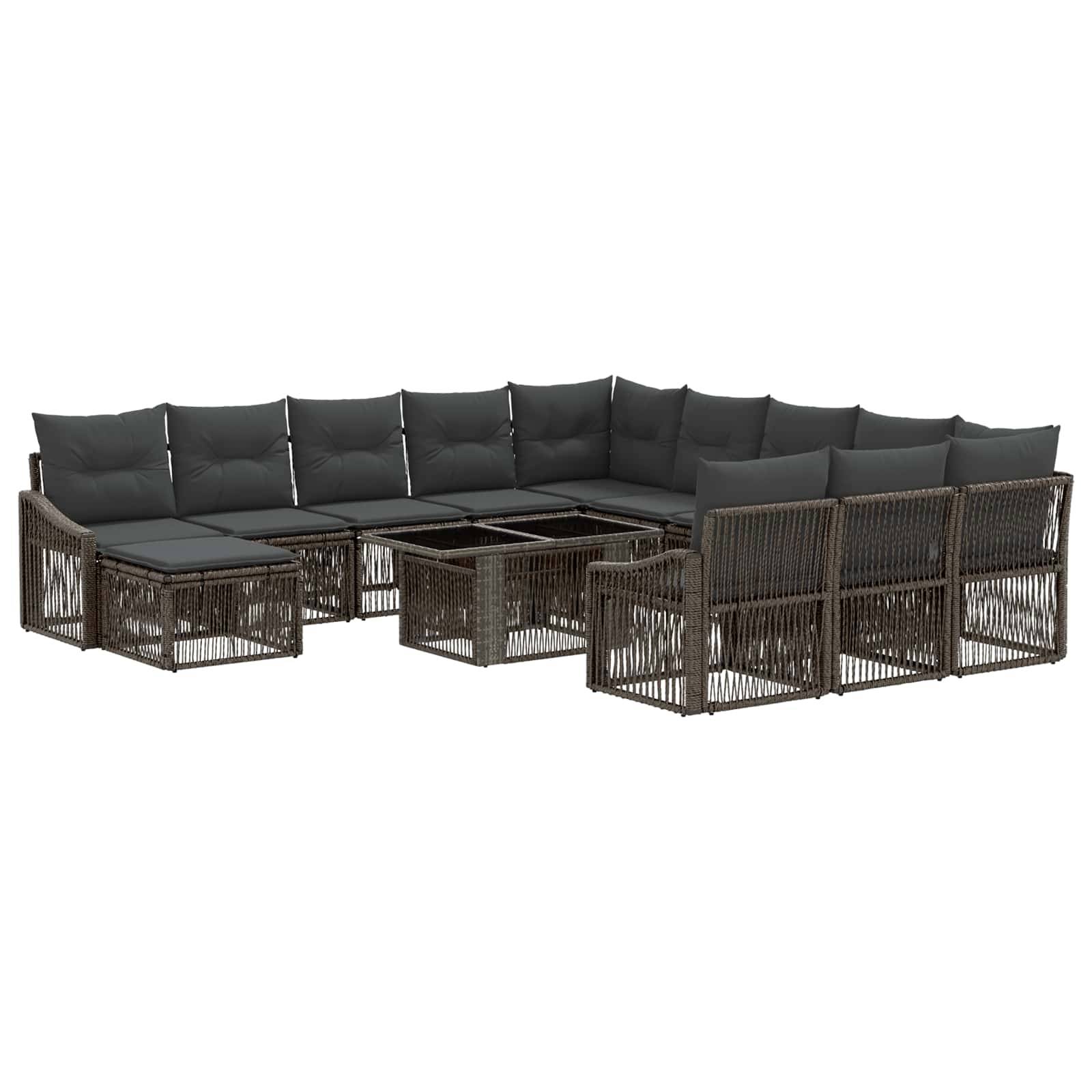 U-förmige Gartensektionalsofa-Garnitur mit dunklen Kissen und geflochtenem Rattanrahmen um einen zentralen Couchtisch.
