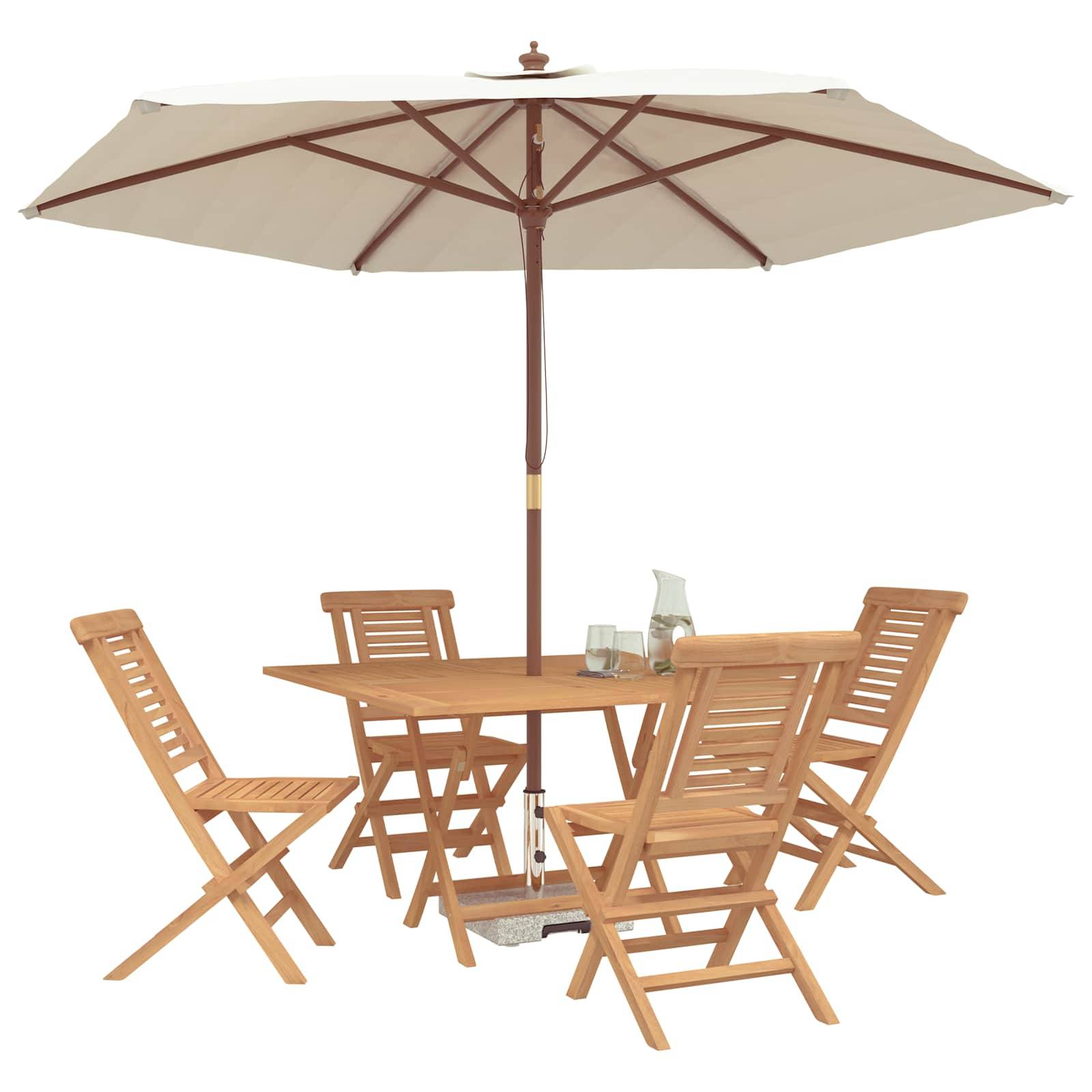 Outdoor-Esszimmergarnitur aus Holz mit vier Klappsesseln um einen runden Tisch unter einem großen beige Sonnenschirm
