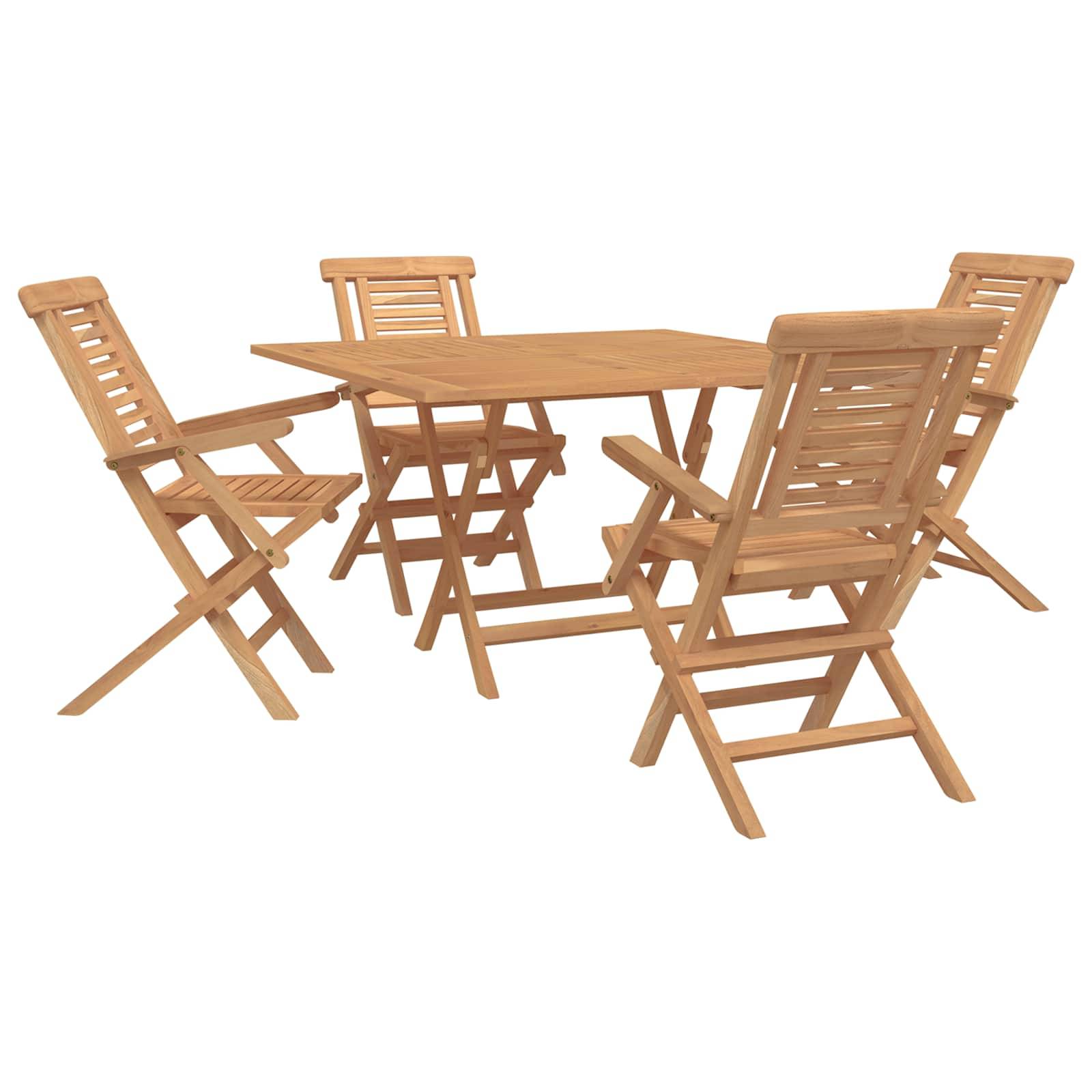 Vier Holzklappstühle, die um einen quadratischen Holz-Patiiotisch auf weißem Hintergrund angeordnet sind.
